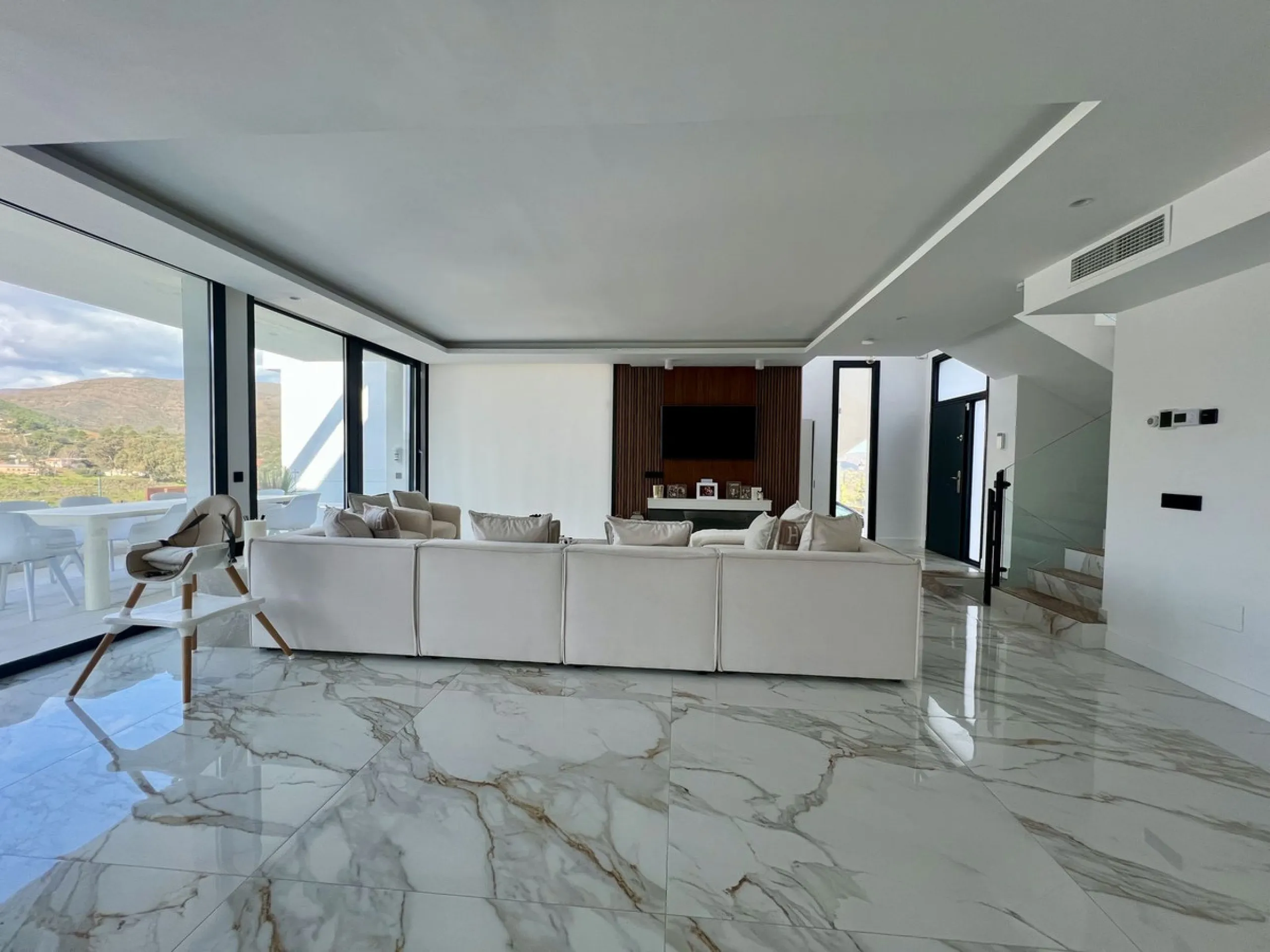 House - Detached Villa в продаже в Mijas, Málaga. В доме 4 спален и 5 ванных комнат. Площадь дома 357 м². Площадь участка 501 м²
