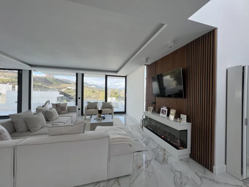 House - Detached Villa в продаже в Mijas, Málaga. В доме 4 спален и 5 ванных комнат. Площадь дома 357 м². Площадь участка 501 м²