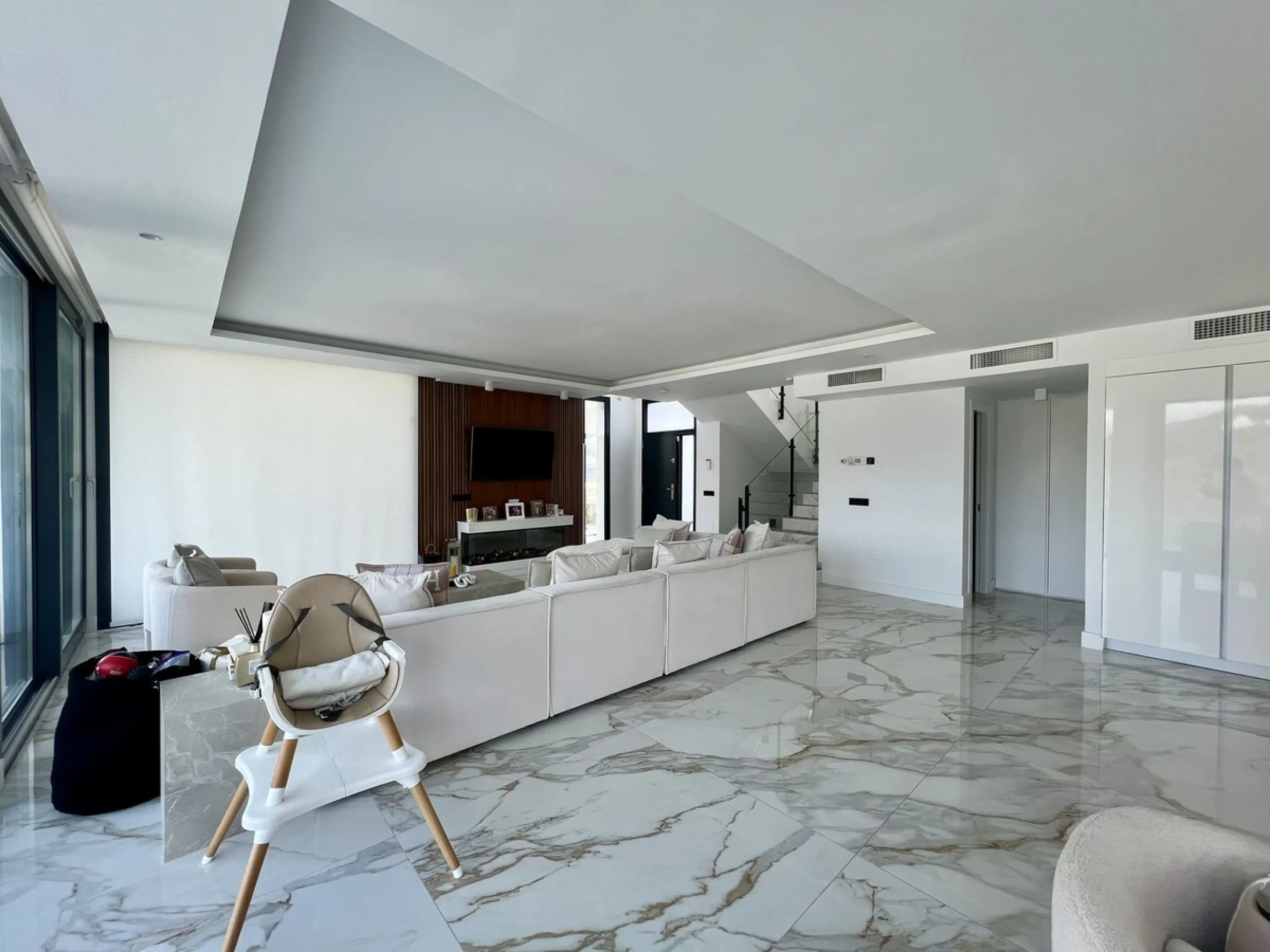 House - Detached Villa в продаже в Mijas, Málaga. В доме 4 спален и 5 ванных комнат. Площадь дома 357 м². Площадь участка 501 м²
