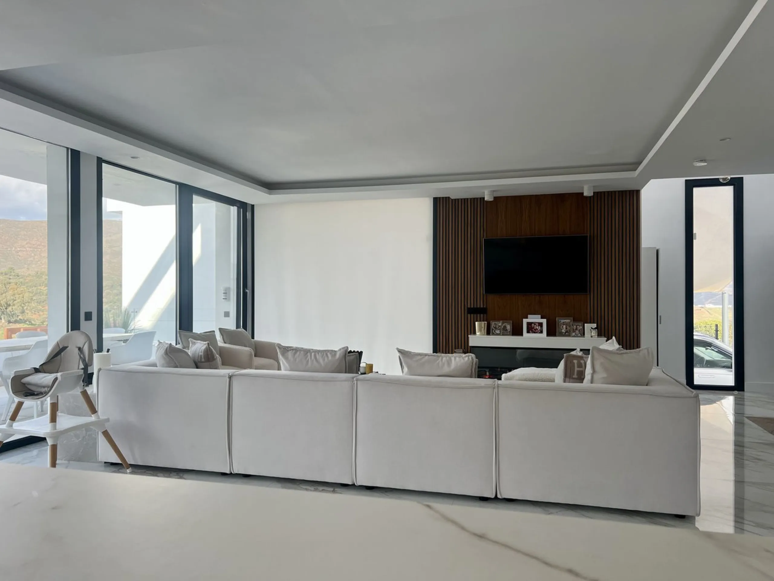 House - Detached Villa в продаже в Mijas, Málaga. В доме 4 спален и 5 ванных комнат. Площадь дома 357 м². Площадь участка 501 м²