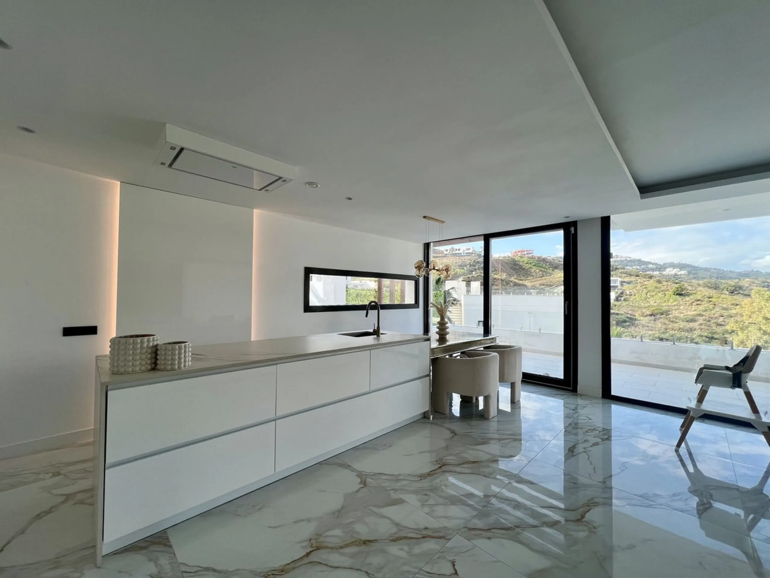 House - Detached Villa в продаже в Mijas, Málaga. В доме 4 спален и 5 ванных комнат. Площадь дома 357 м². Площадь участка 501 м²