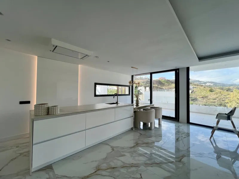 House - Detached Villa в продаже в Mijas, Málaga. В доме 4 спален и 5 ванных комнат. Площадь дома 357 м². Площадь участка 501 м²