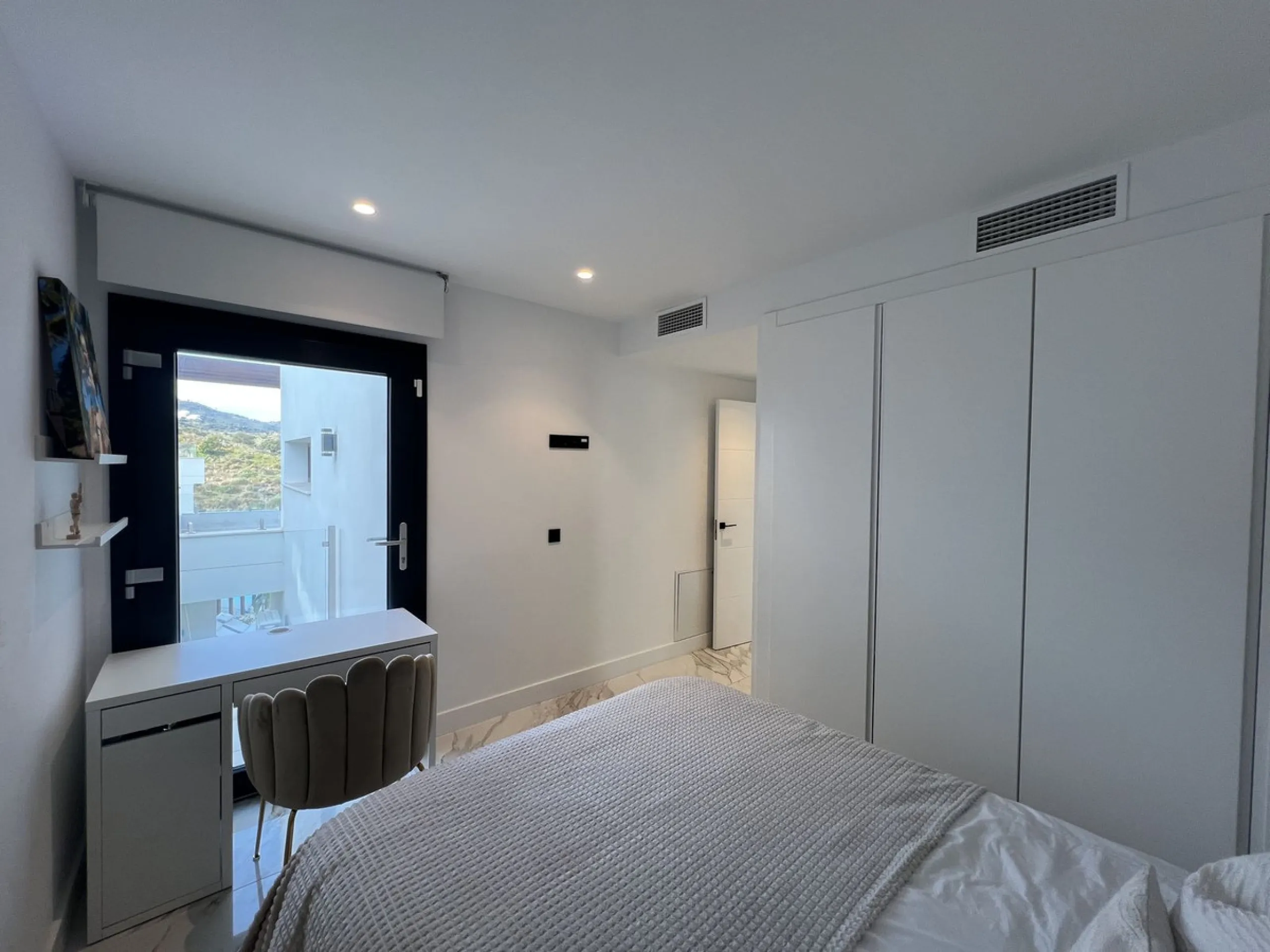 House - Detached Villa в продаже в Mijas, Málaga. В доме 4 спален и 5 ванных комнат. Площадь дома 357 м². Площадь участка 501 м²