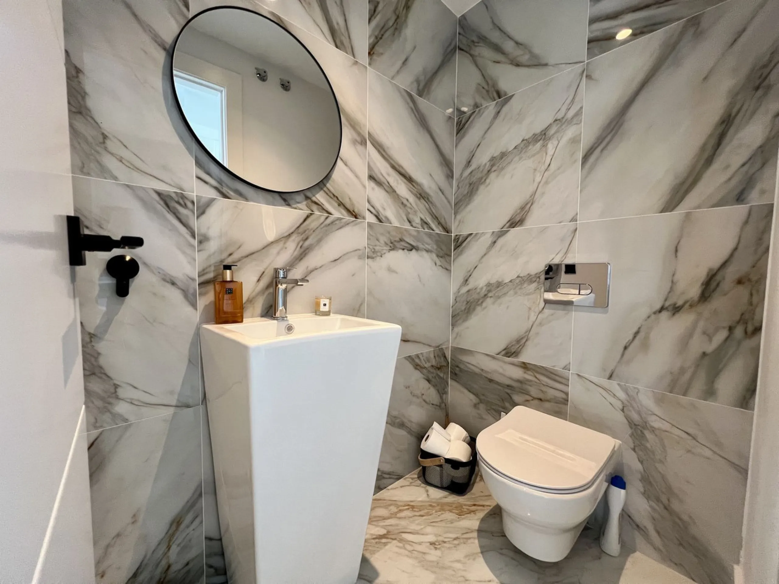 House - Detached Villa в продаже в Mijas, Málaga. В доме 4 спален и 5 ванных комнат. Площадь дома 357 м². Площадь участка 501 м²