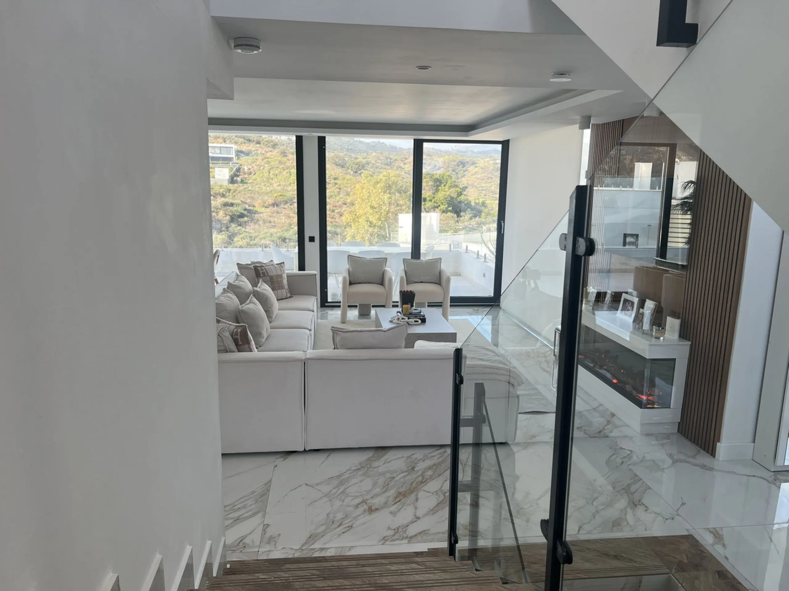 House - Detached Villa в продаже в Mijas, Málaga. В доме 4 спален и 5 ванных комнат. Площадь дома 357 м². Площадь участка 501 м²