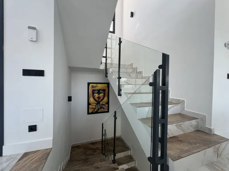 House - Detached Villa в продаже в Mijas, Málaga. В доме 4 спален и 5 ванных комнат. Площадь дома 357 м². Площадь участка 501 м²