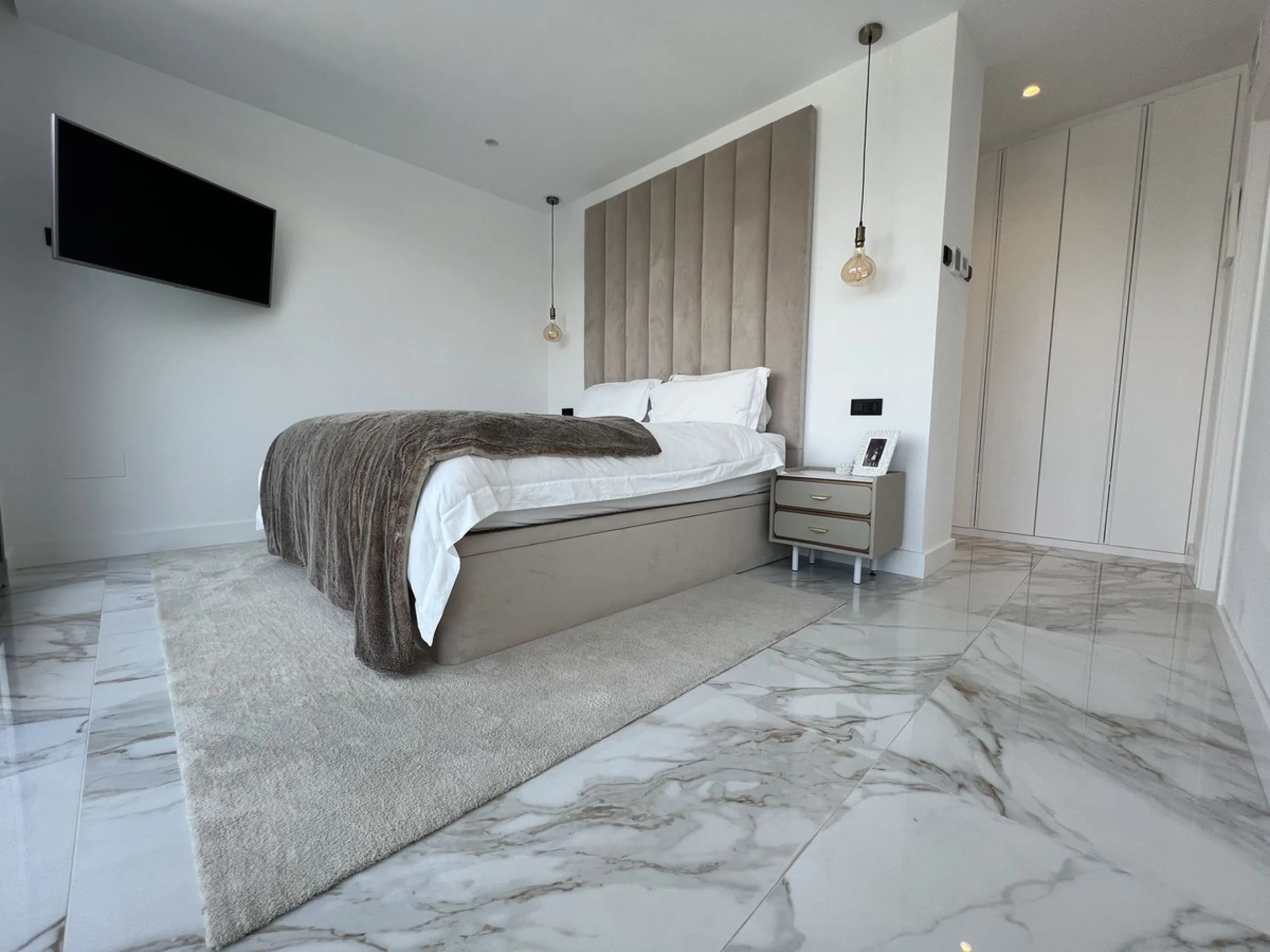 House - Detached Villa в продаже в Mijas, Málaga. В доме 4 спален и 5 ванных комнат. Площадь дома 357 м². Площадь участка 501 м²