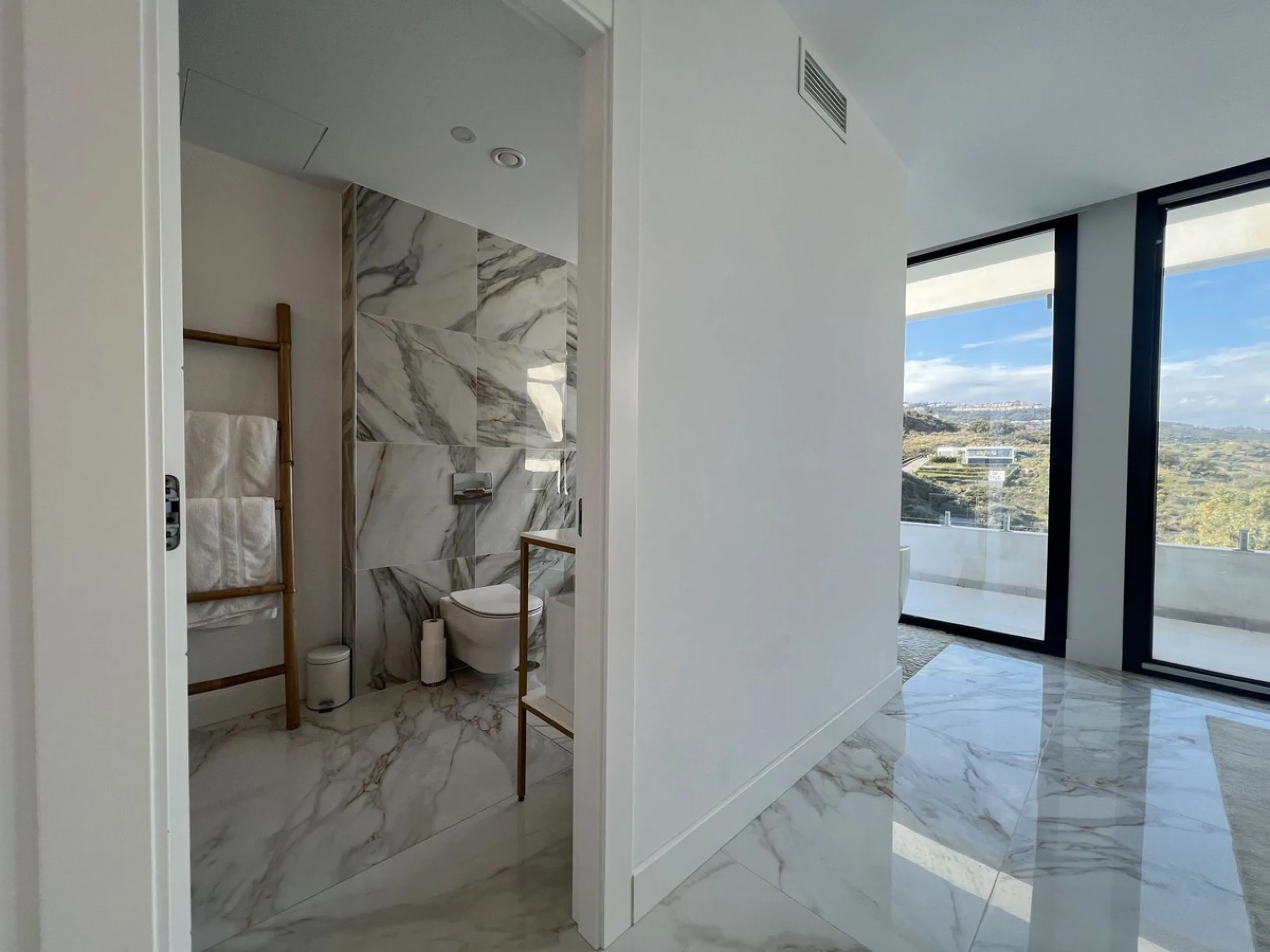 House - Detached Villa в продаже в Mijas, Málaga. В доме 4 спален и 5 ванных комнат. Площадь дома 357 м². Площадь участка 501 м²