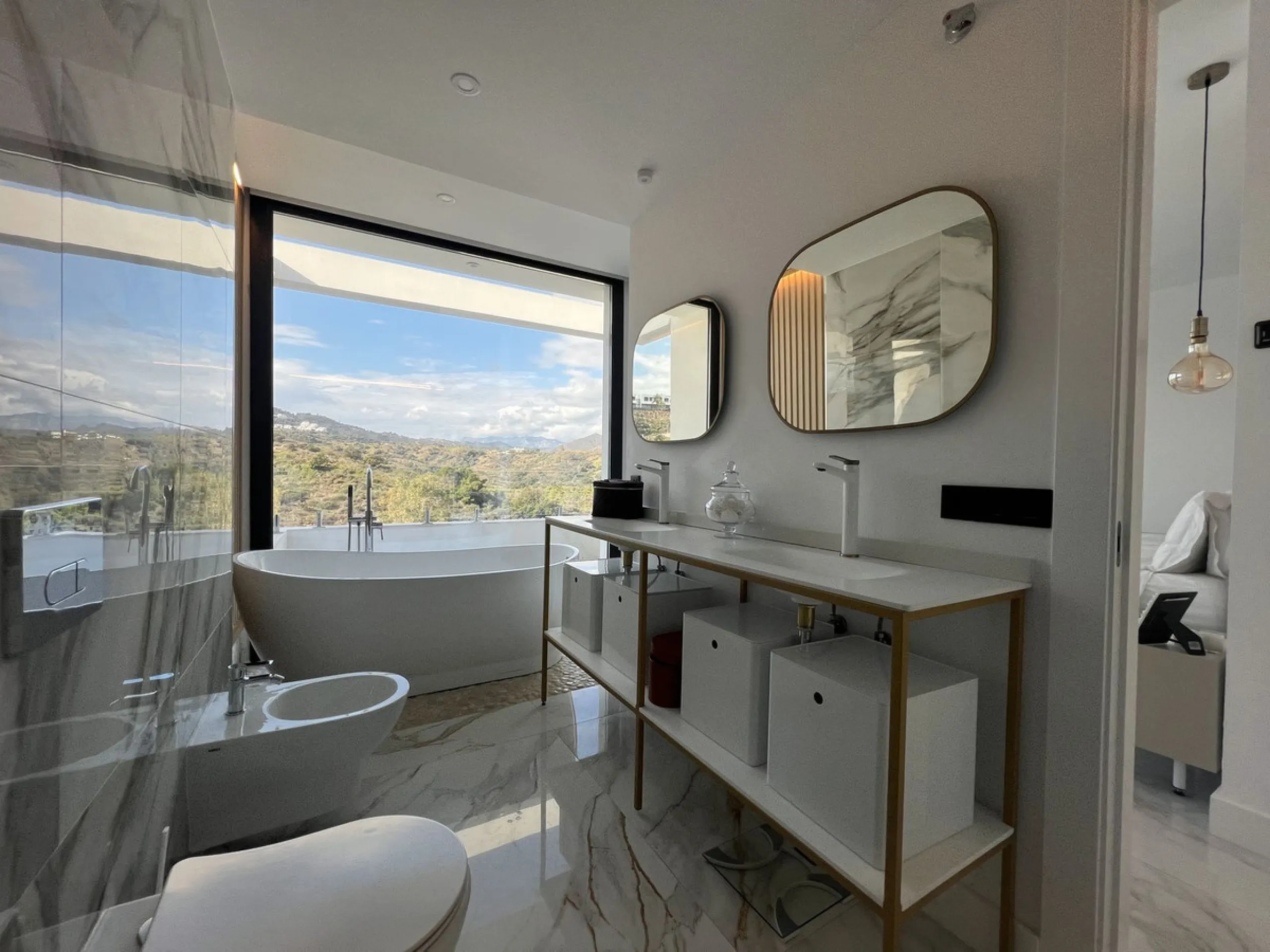 House - Detached Villa в продаже в Mijas, Málaga. В доме 4 спален и 5 ванных комнат. Площадь дома 357 м². Площадь участка 501 м²