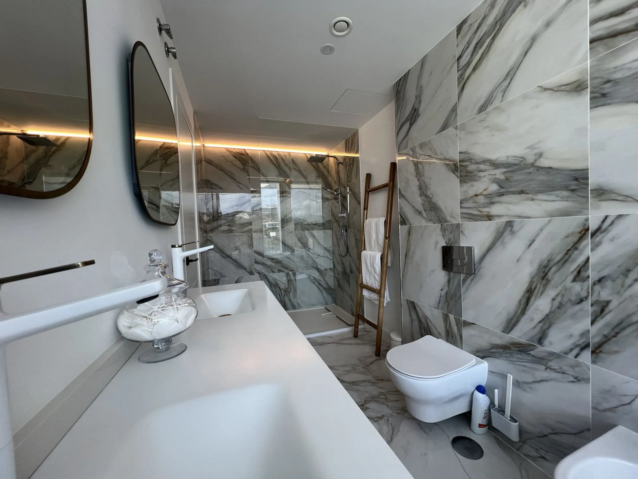 House - Detached Villa в продаже в Mijas, Málaga. В доме 4 спален и 5 ванных комнат. Площадь дома 357 м². Площадь участка 501 м²
