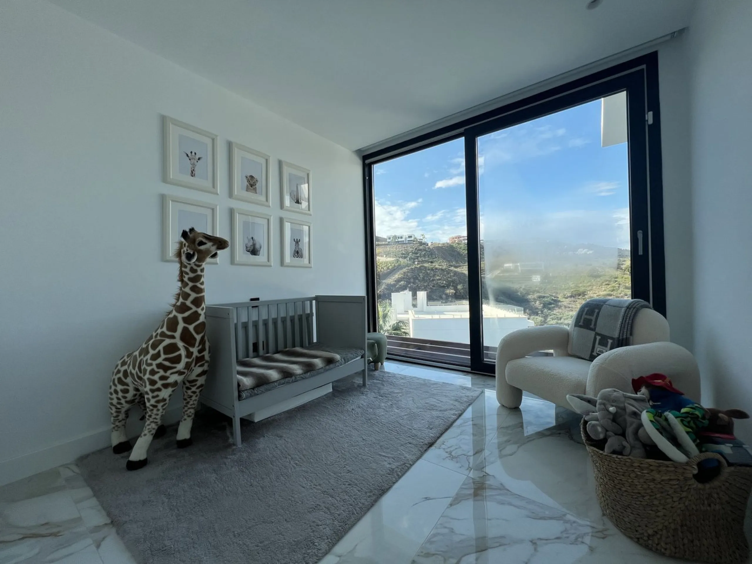 House - Detached Villa в продаже в Mijas, Málaga. В доме 4 спален и 5 ванных комнат. Площадь дома 357 м². Площадь участка 501 м²