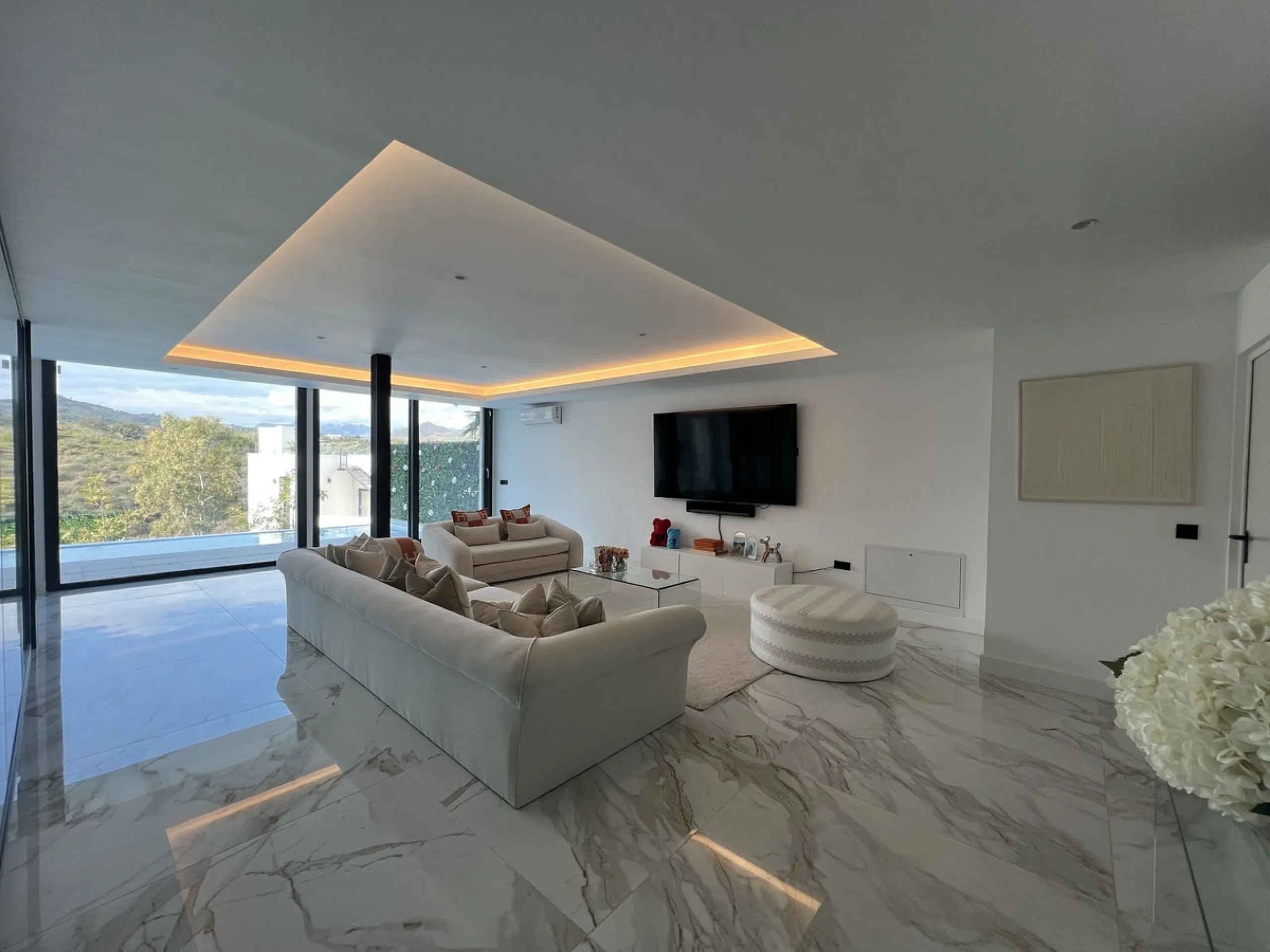 House - Detached Villa в продаже в Mijas, Málaga. В доме 4 спален и 5 ванных комнат. Площадь дома 357 м². Площадь участка 501 м²