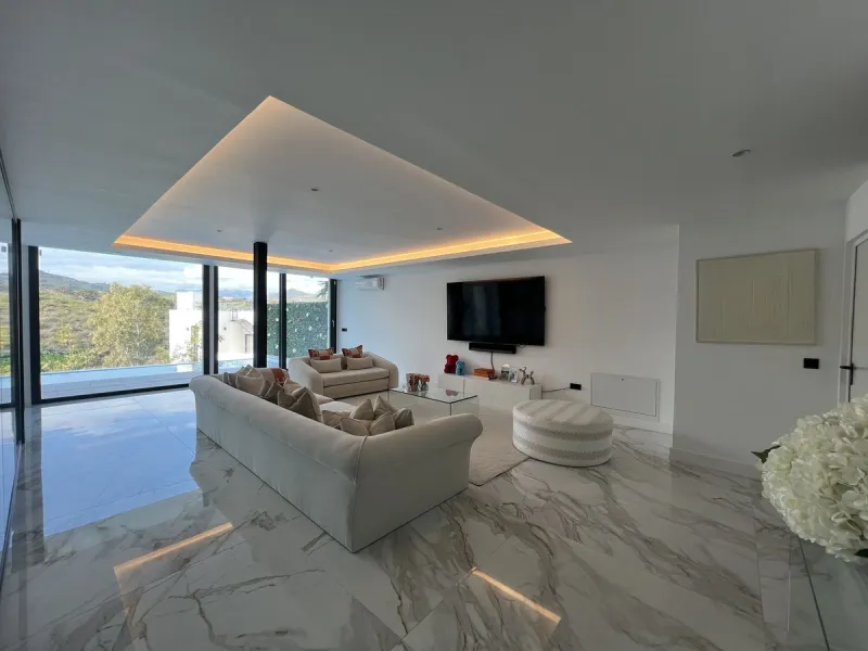 House - Detached Villa в продаже в Mijas, Málaga. В доме 4 спален и 5 ванных комнат. Площадь дома 357 м². Площадь участка 501 м²