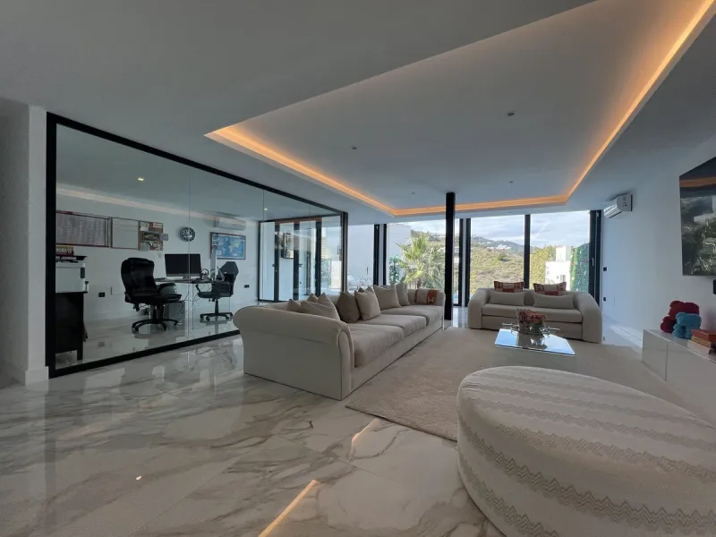 House - Detached Villa в продаже в Mijas, Málaga. В доме 4 спален и 5 ванных комнат. Площадь дома 357 м². Площадь участка 501 м²