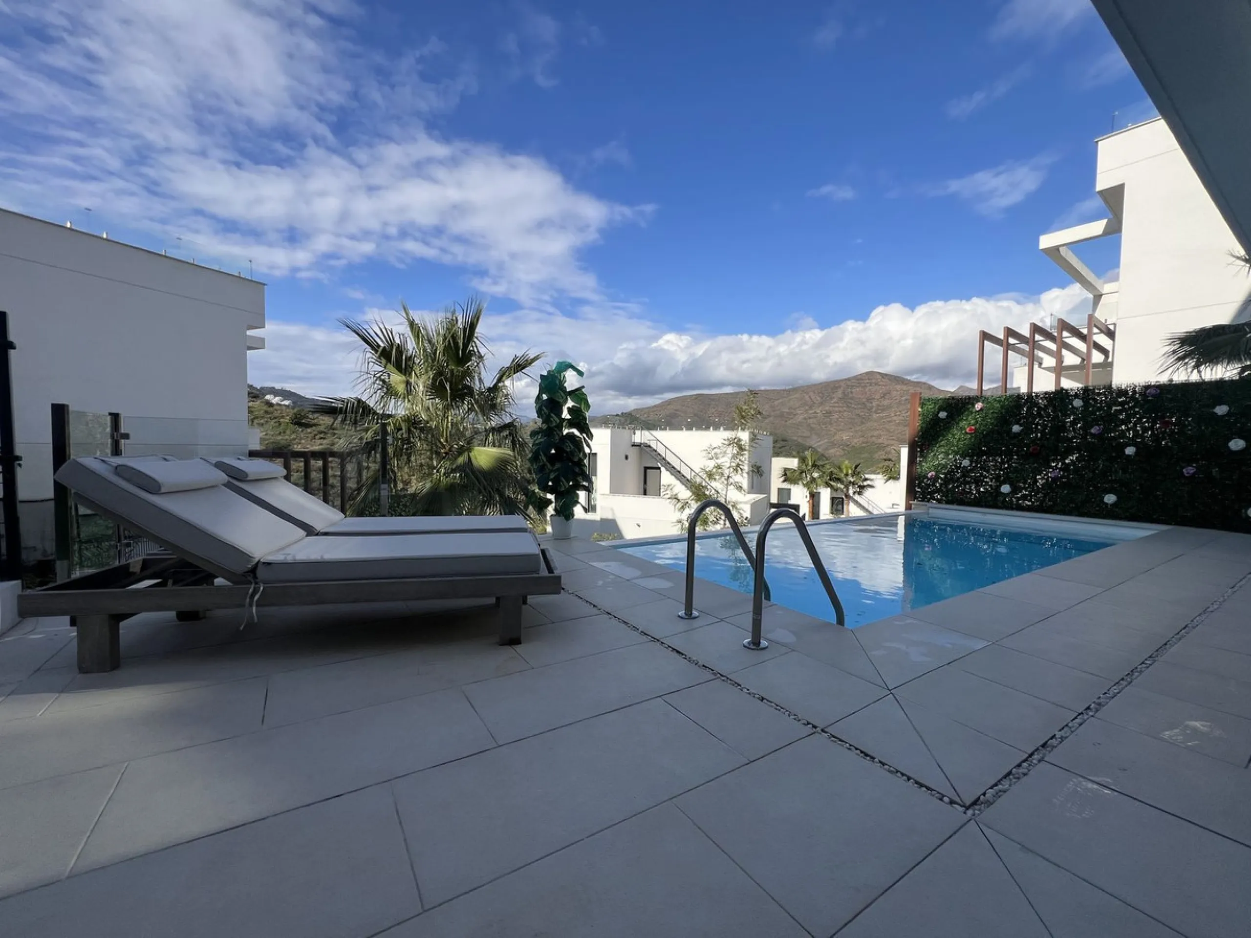 House - Detached Villa в продаже в Mijas, Málaga. В доме 4 спален и 5 ванных комнат. Площадь дома 357 м². Площадь участка 501 м²