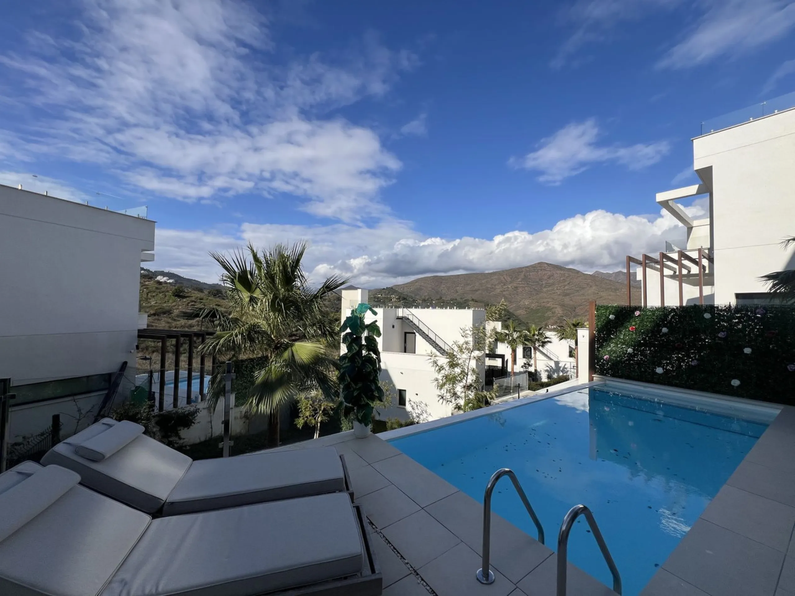 House - Detached Villa в продаже в Mijas, Málaga. В доме 4 спален и 5 ванных комнат. Площадь дома 357 м². Площадь участка 501 м²