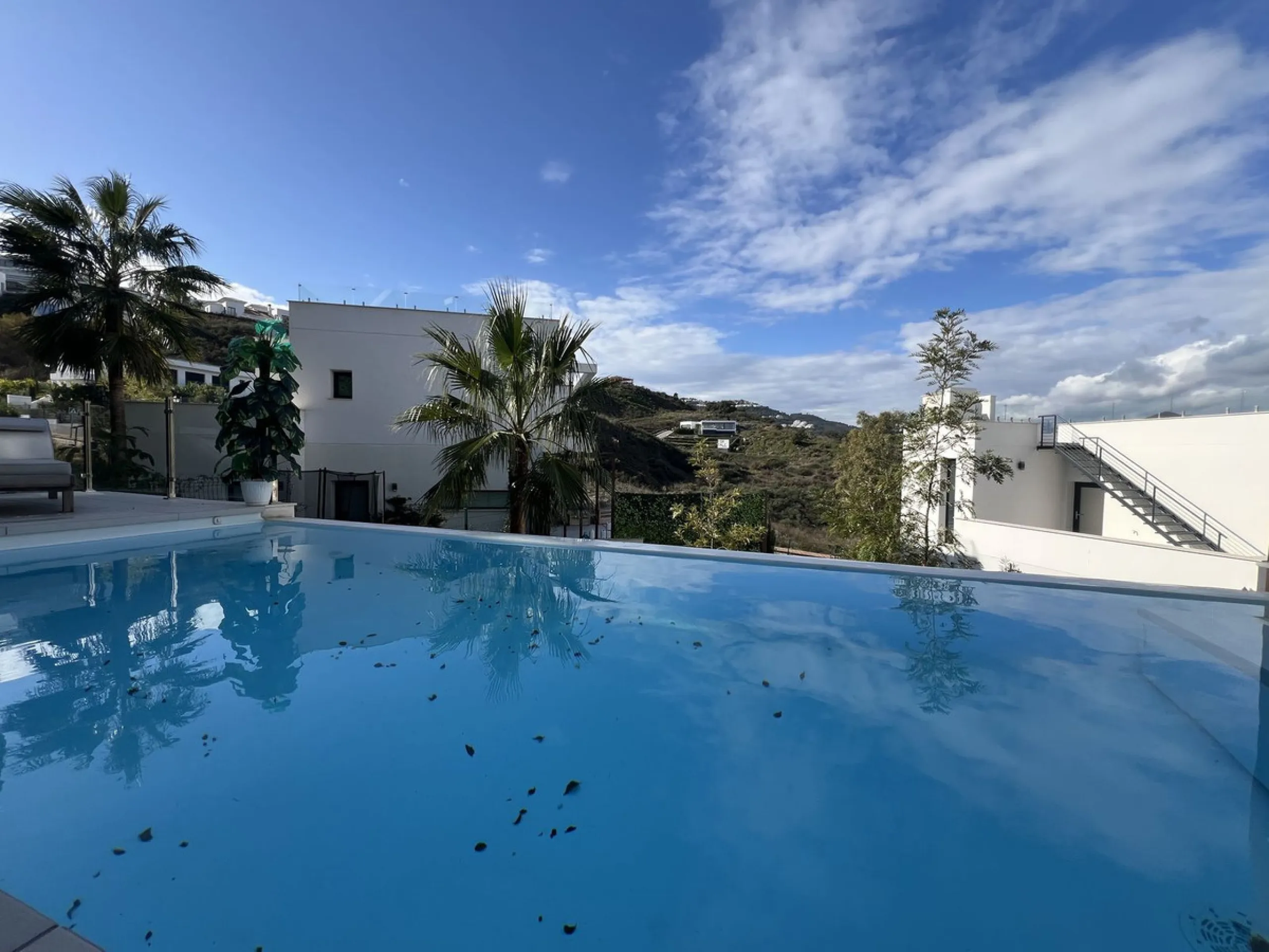 House - Detached Villa в продаже в Mijas, Málaga. В доме 4 спален и 5 ванных комнат. Площадь дома 357 м². Площадь участка 501 м²