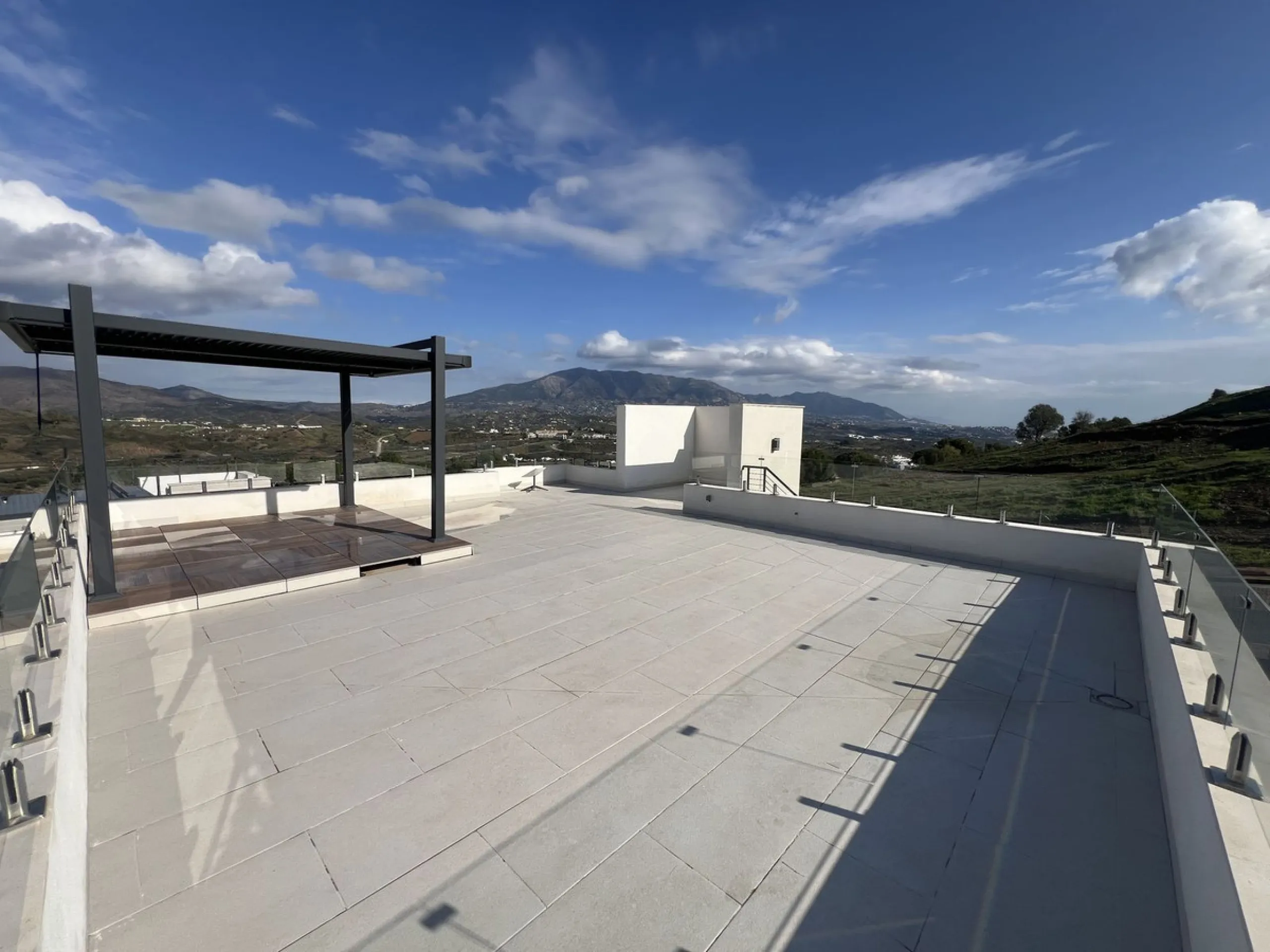 House - Detached Villa в продаже в Mijas, Málaga. В доме 4 спален и 5 ванных комнат. Площадь дома 357 м². Площадь участка 501 м²