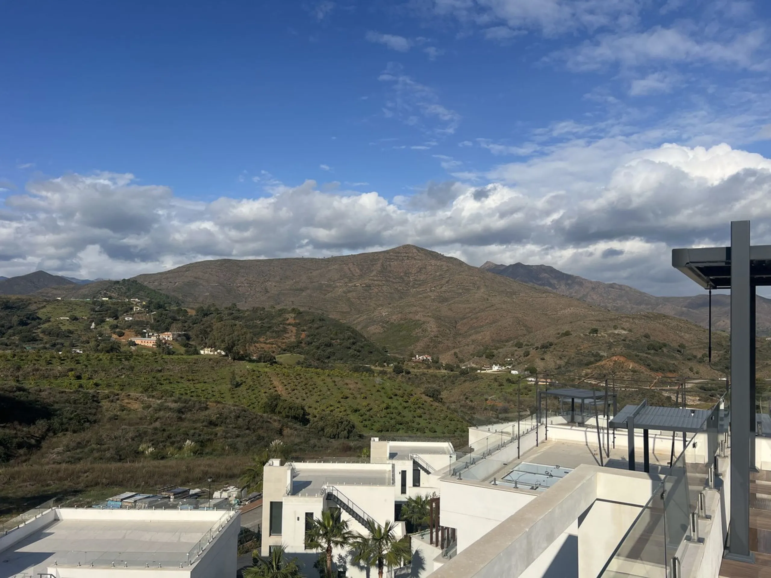 House - Detached Villa в продаже в Mijas, Málaga. В доме 4 спален и 5 ванных комнат. Площадь дома 357 м². Площадь участка 501 м²