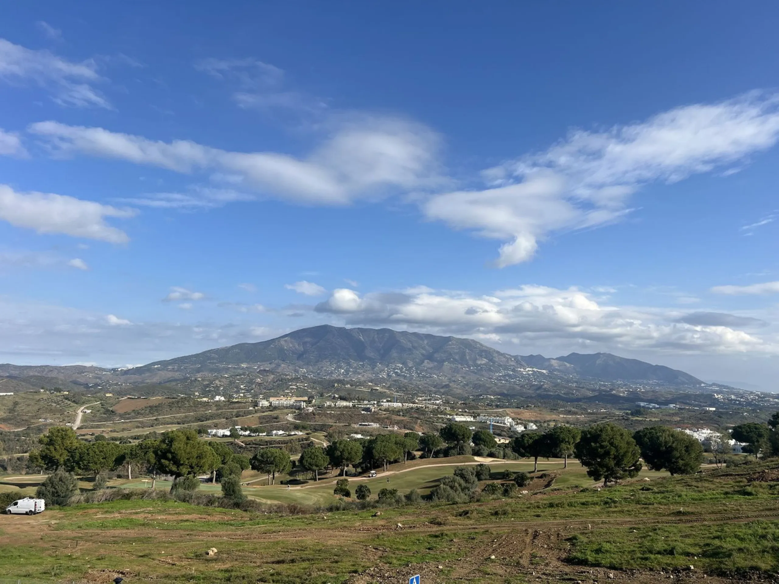 House - Detached Villa в продаже в Mijas, Málaga. В доме 4 спален и 5 ванных комнат. Площадь дома 357 м². Площадь участка 501 м²