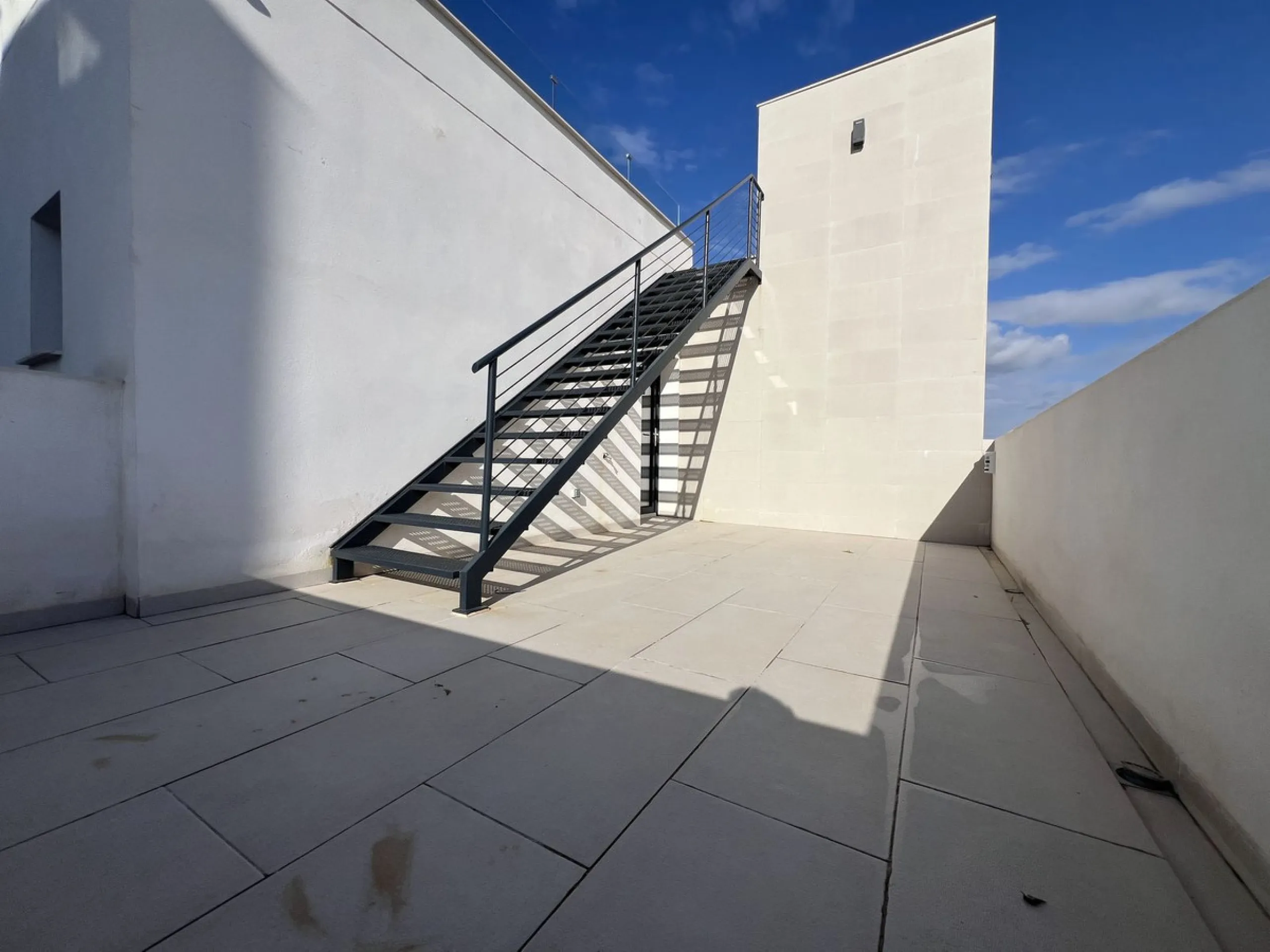 House - Detached Villa в продаже в Mijas, Málaga. В доме 4 спален и 5 ванных комнат. Площадь дома 357 м². Площадь участка 501 м²