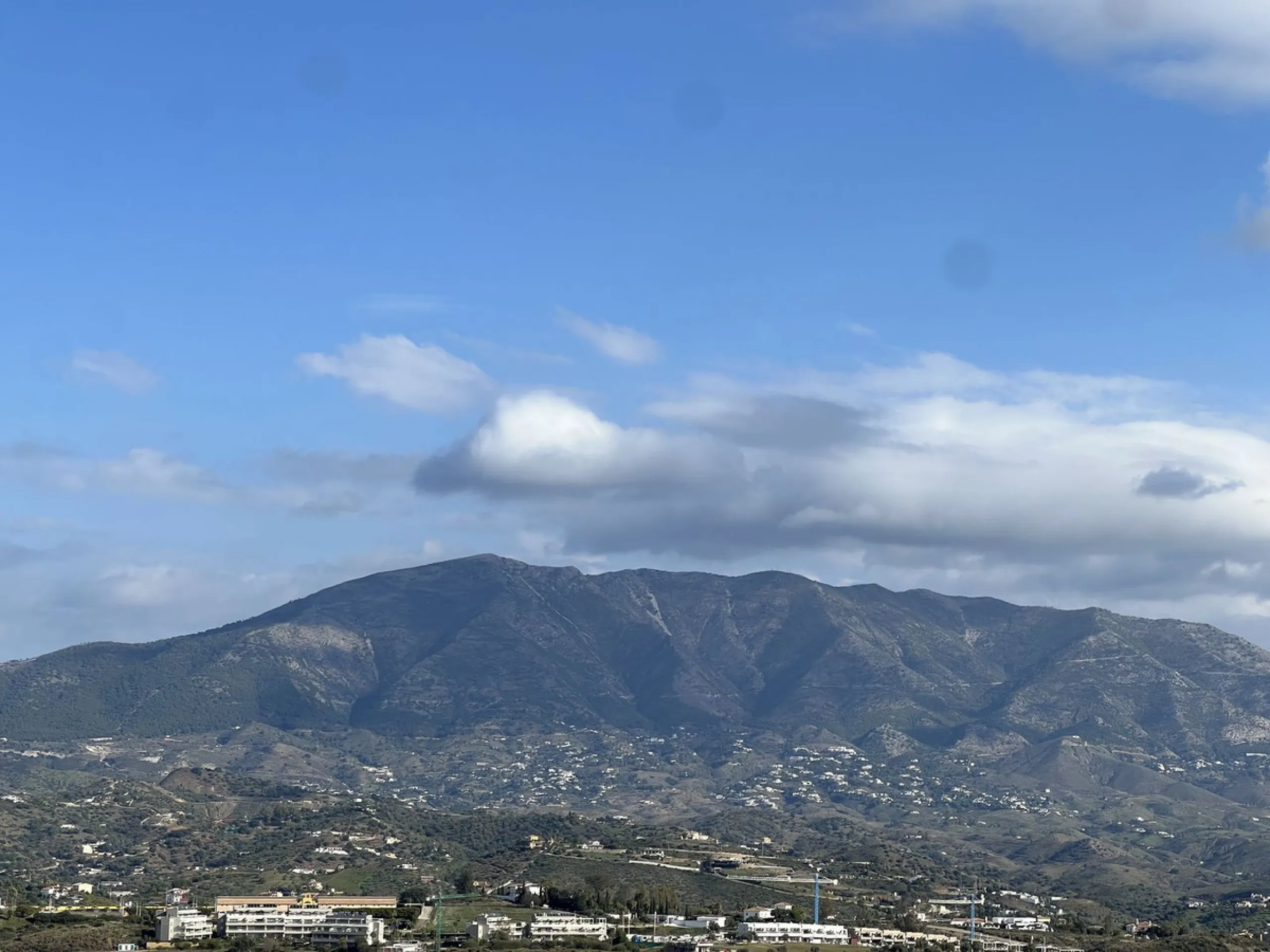 House - Detached Villa в продаже в Mijas, Málaga. В доме 4 спален и 5 ванных комнат. Площадь дома 357 м². Площадь участка 501 м²