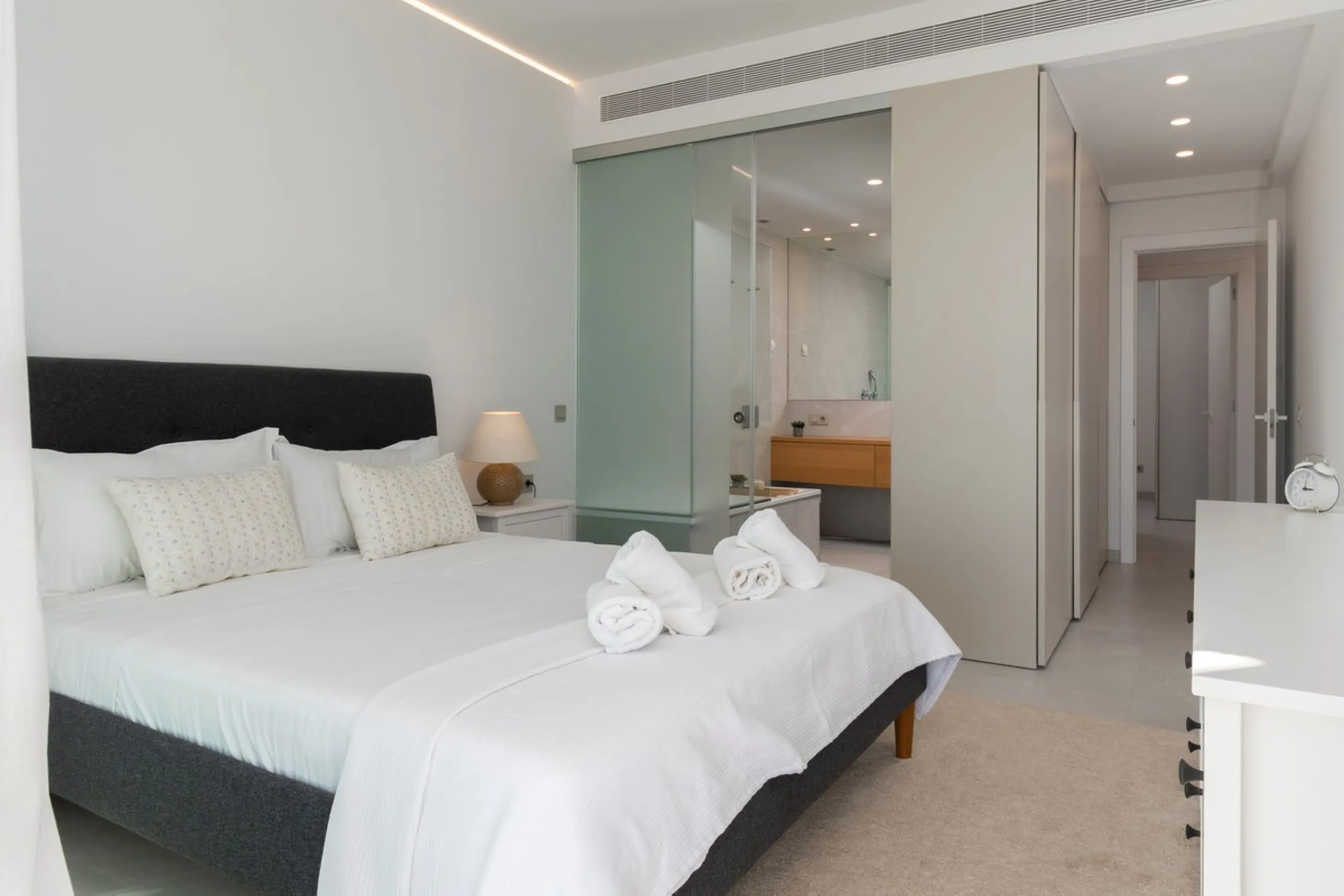 Modernes Haus in der begehrten Gegend Higuerón mit großer Dachterrasse und Whirlpool