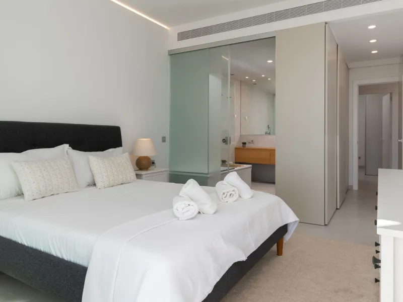 Modernes Haus in der begehrten Gegend Higuerón mit großer Dachterrasse und Whirlpool