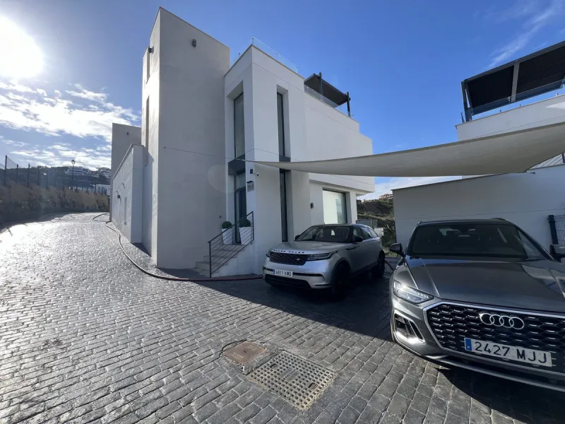 House - Detached Villa в продаже в Mijas, Málaga. В доме 4 спален и 5 ванных комнат. Площадь дома 357 м². Площадь участка 501 м²