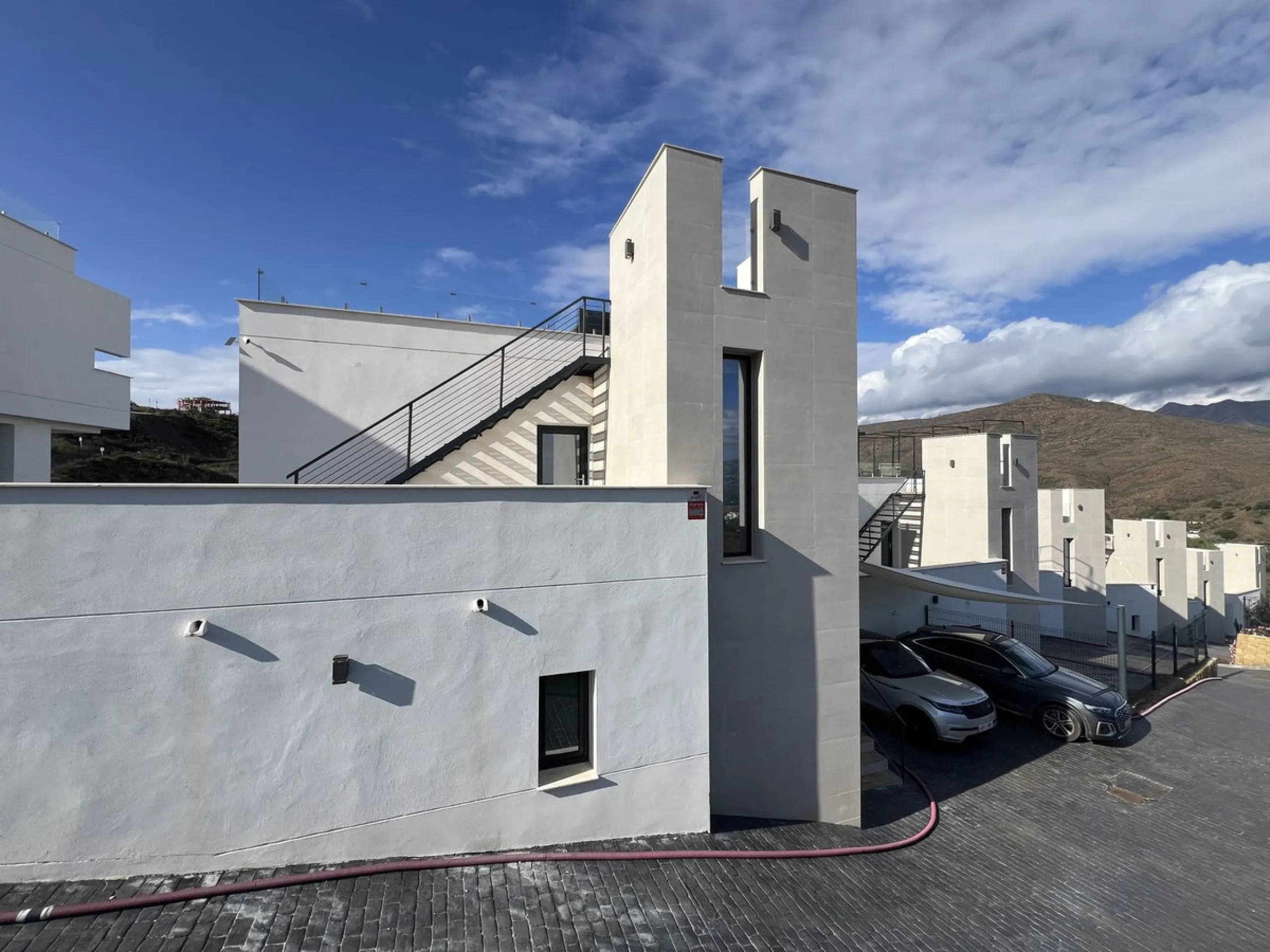House - Detached Villa в продаже в Mijas, Málaga. В доме 4 спален и 5 ванных комнат. Площадь дома 357 м². Площадь участка 501 м²