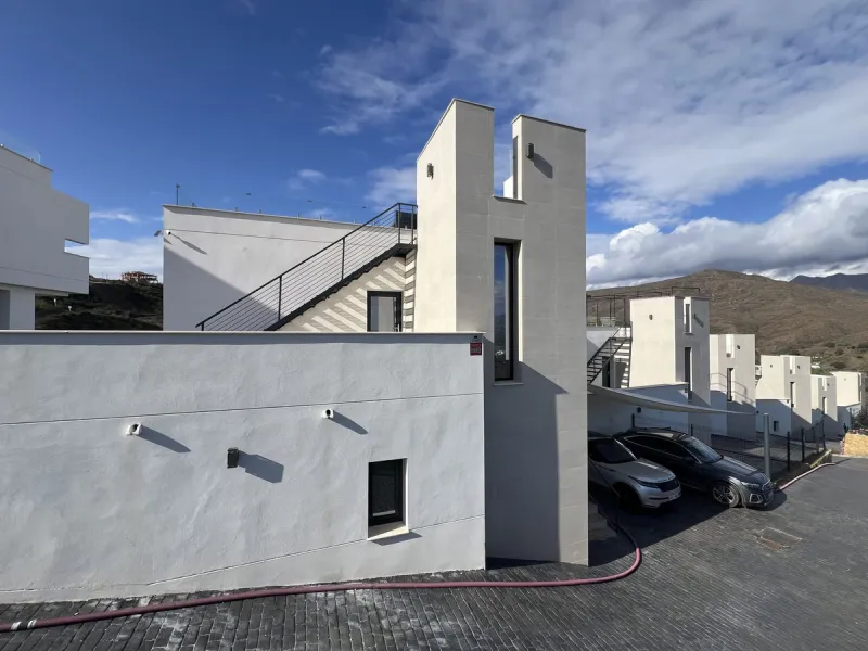 House - Detached Villa в продаже в Mijas, Málaga. В доме 4 спален и 5 ванных комнат. Площадь дома 357 м². Площадь участка 501 м²