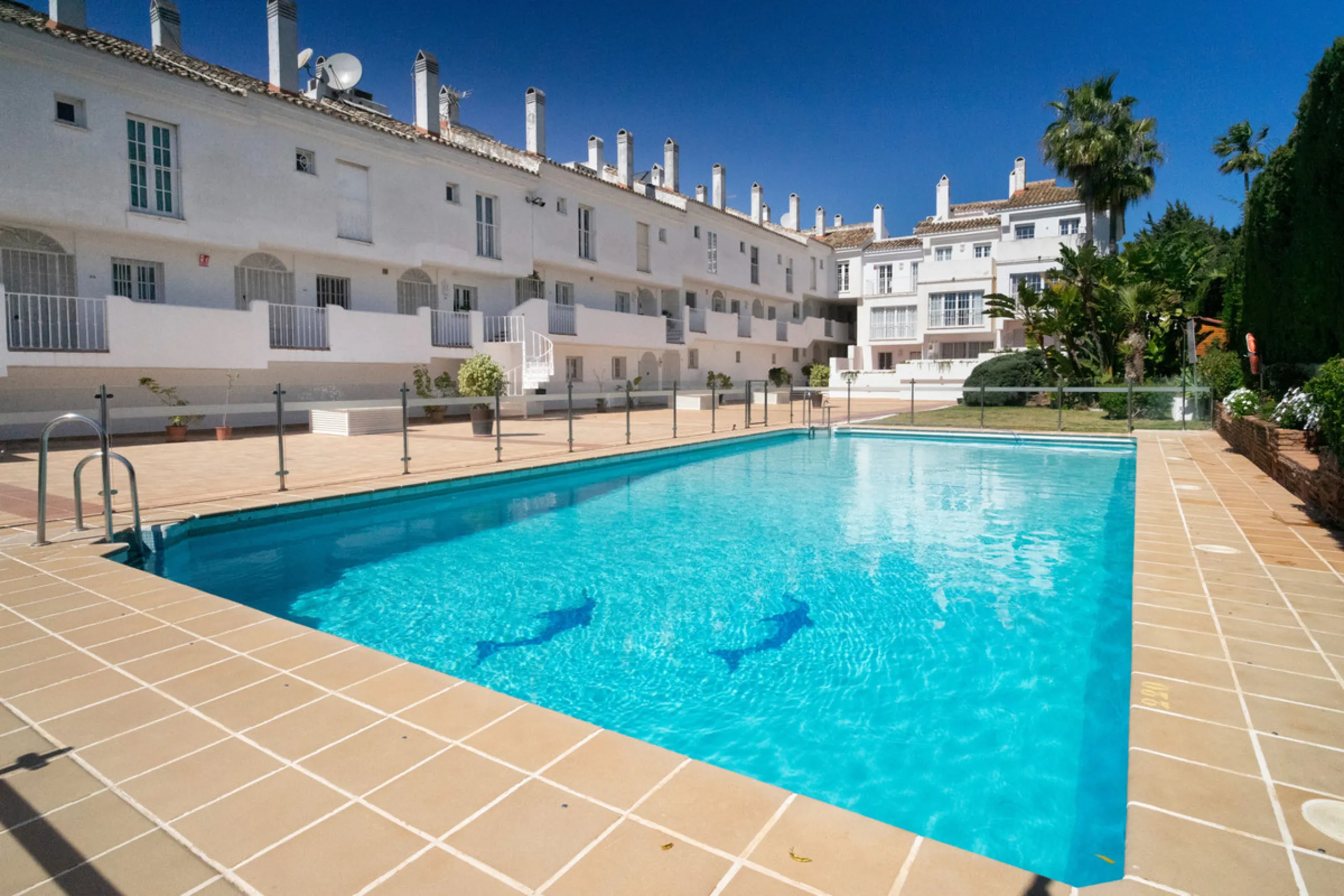 Discover this elegant 4-floor, 2-bedroom townhouse perfectly situated in one of Nueva Andalucía's most sought-after locations. Just steps away from the Puerto Banús Casino and within easy walking distance of all essential services, this property offers th