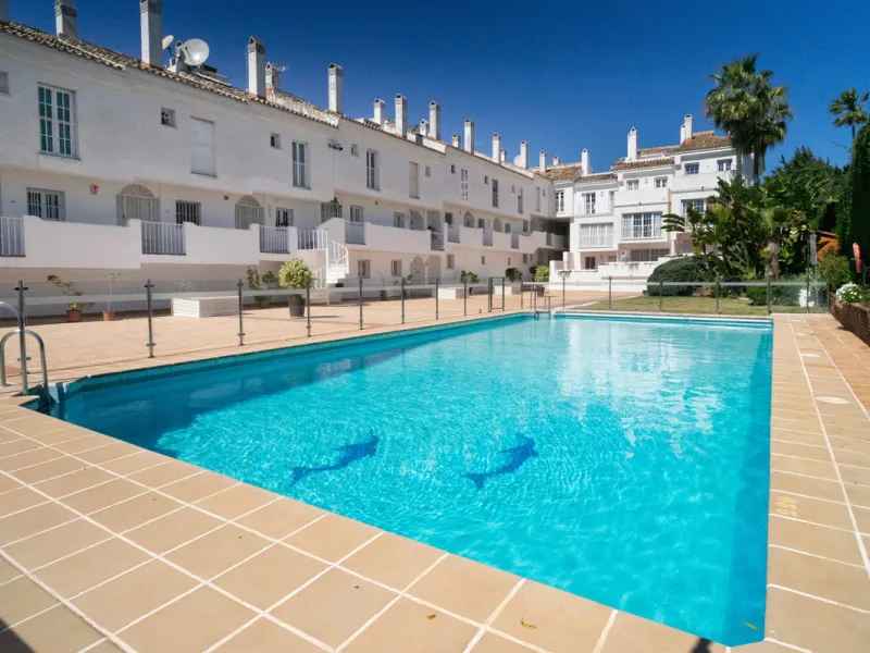 House - Townhouse в продаже в Marbella, Málaga. В доме 2 спален и 4 ванных комнат. Площадь дома 289 м²