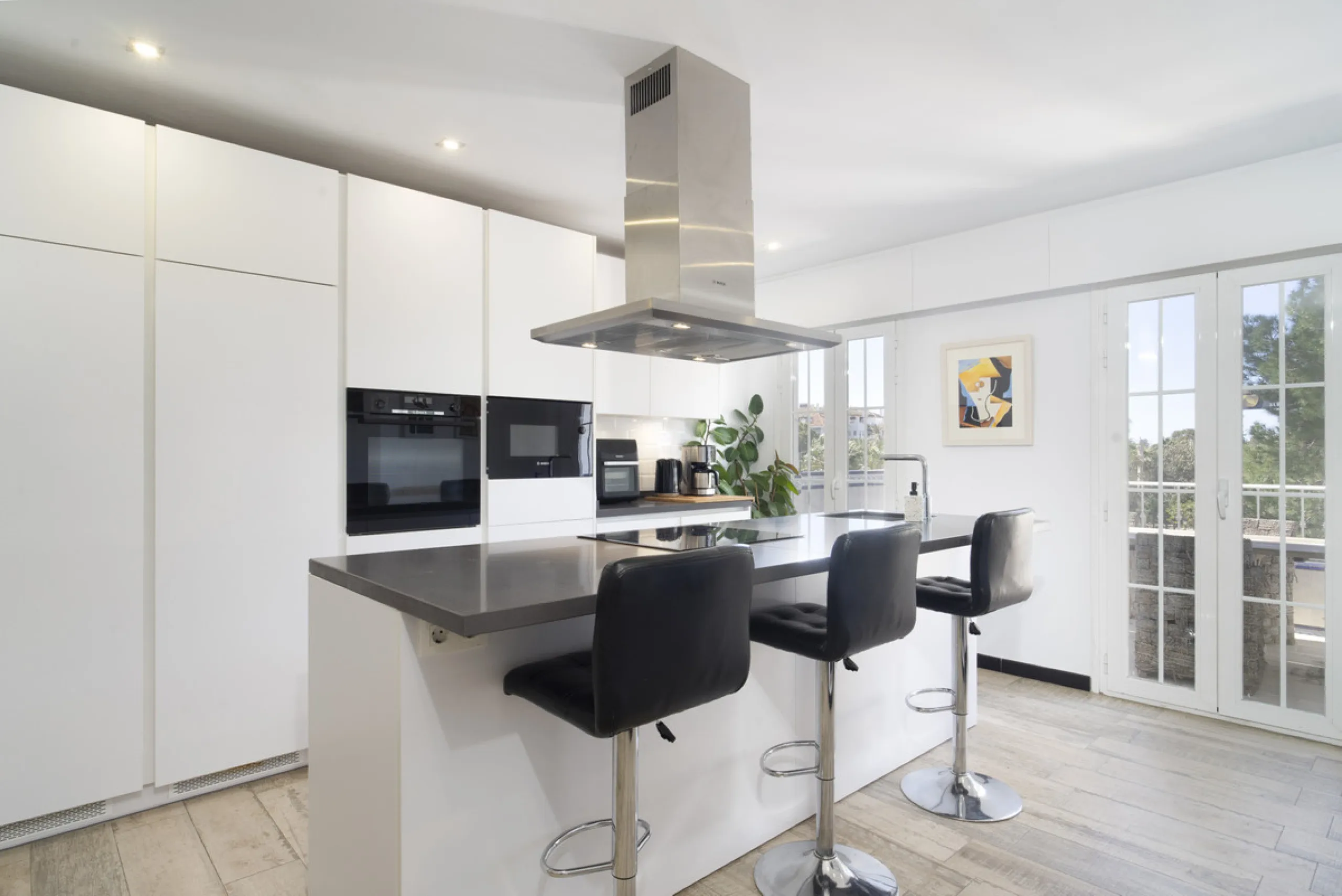 Discover this elegant 4-floor, 2-bedroom townhouse perfectly situated in one of Nueva Andalucía's most sought-after locations. Just steps away from the Puerto Banús Casino and within easy walking distance of all essential services, this property offers th
