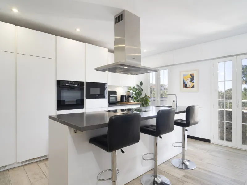 Discover this elegant 4-floor, 2-bedroom townhouse perfectly situated in one of Nueva Andalucía's most sought-after locations. Just steps away from the Puerto Banús Casino and within easy walking distance of all essential services, this property offers th