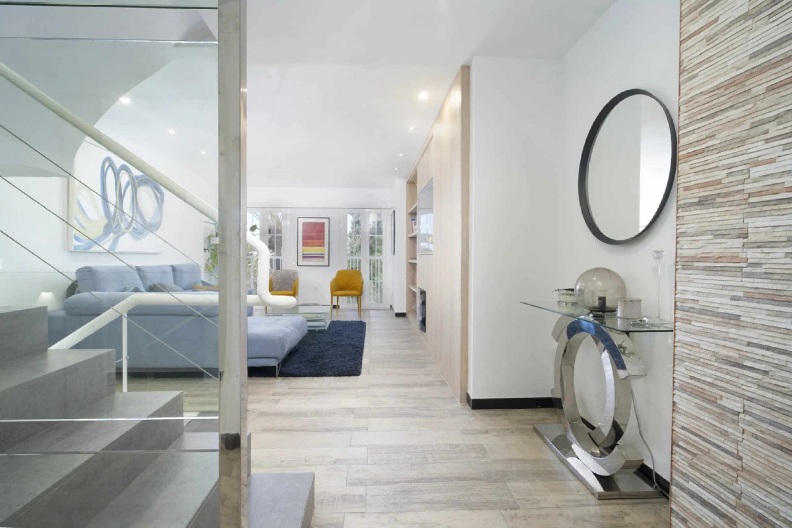 Discover this elegant 4-floor, 2-bedroom townhouse perfectly situated in one of Nueva Andalucía's most sought-after locations. Just steps away from the Puerto Banús Casino and within easy walking distance of all essential services, this property offers th