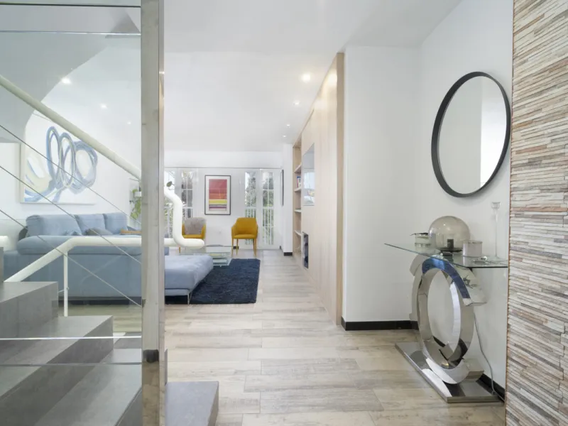 Discover this elegant 4-floor, 2-bedroom townhouse perfectly situated in one of Nueva Andalucía's most sought-after locations. Just steps away from the Puerto Banús Casino and within easy walking distance of all essential services, this property offers th