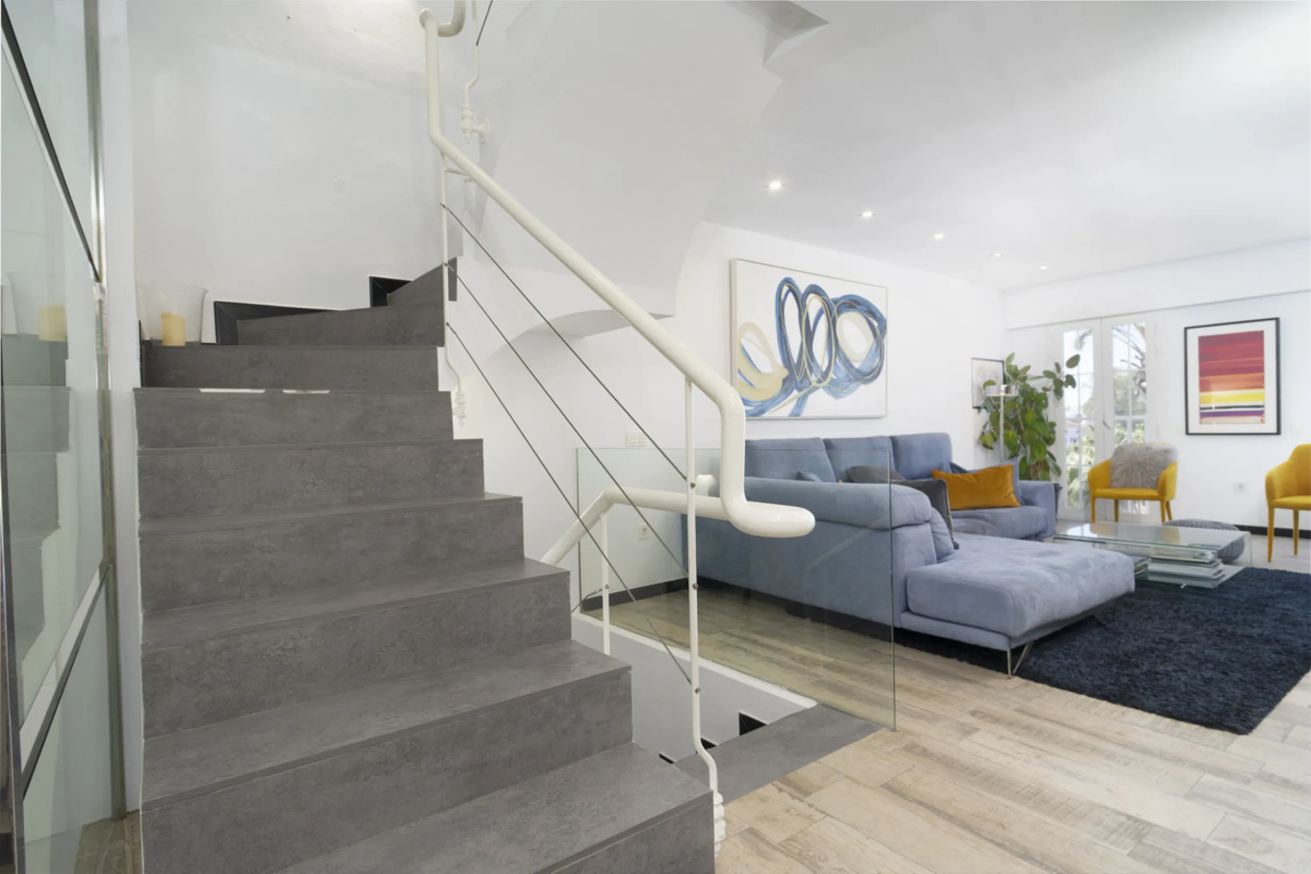 Discover this elegant 4-floor, 2-bedroom townhouse perfectly situated in one of Nueva Andalucía's most sought-after locations. Just steps away from the Puerto Banús Casino and within easy walking distance of all essential services, this property offers th