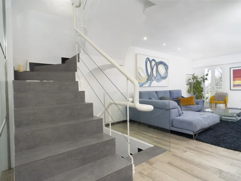 Discover this elegant 4-floor, 2-bedroom townhouse perfectly situated in one of Nueva Andalucía's most sought-after locations. Just steps away from the Puerto Banús Casino and within easy walking distance of all essential services, this property offers th