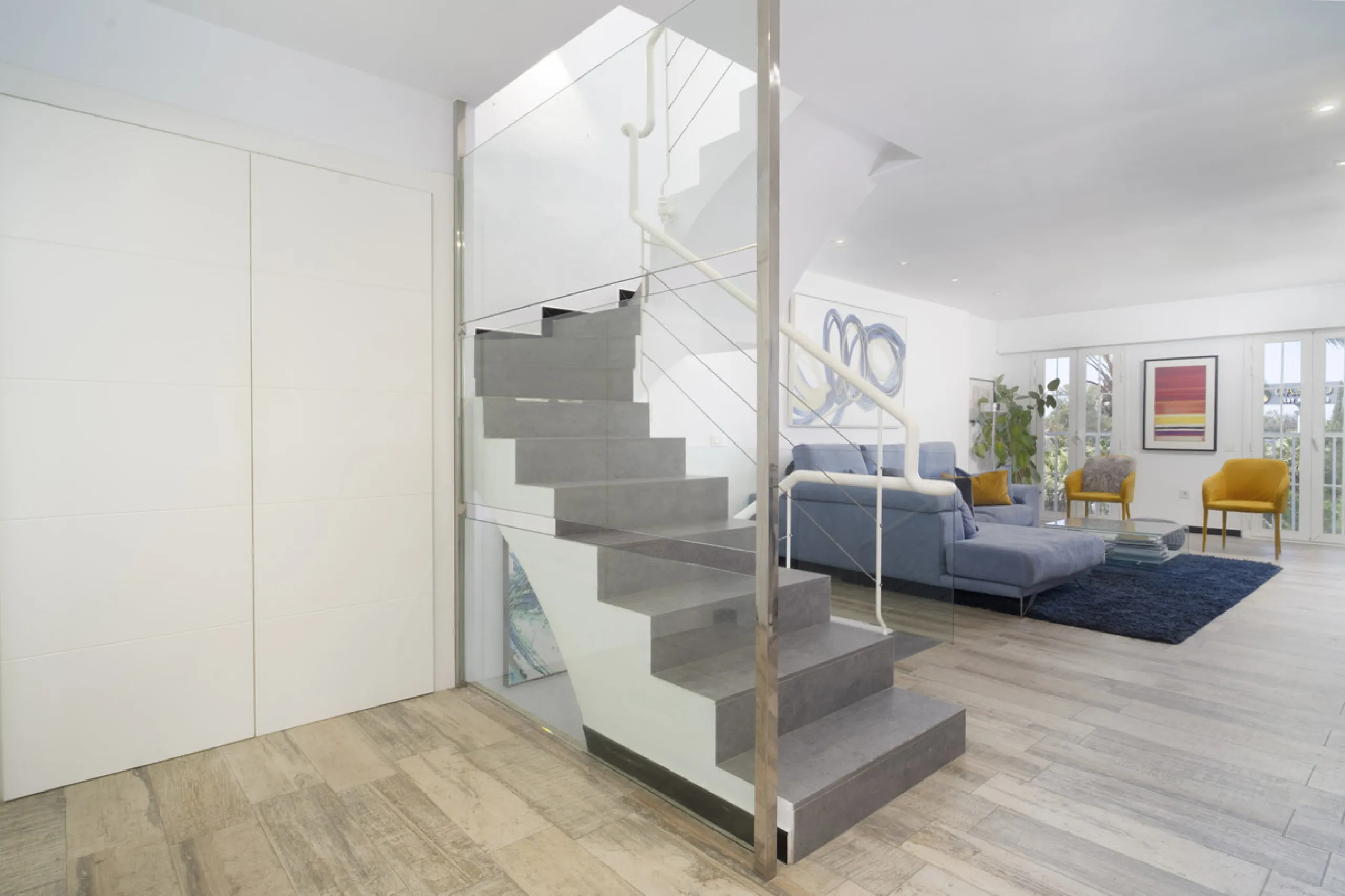 Discover this elegant 4-floor, 2-bedroom townhouse perfectly situated in one of Nueva Andalucía's most sought-after locations. Just steps away from the Puerto Banús Casino and within easy walking distance of all essential services, this property offers th