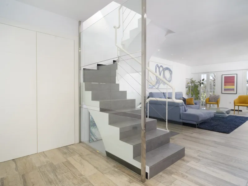 Discover this elegant 4-floor, 2-bedroom townhouse perfectly situated in one of Nueva Andalucía's most sought-after locations. Just steps away from the Puerto Banús Casino and within easy walking distance of all essential services, this property offers th