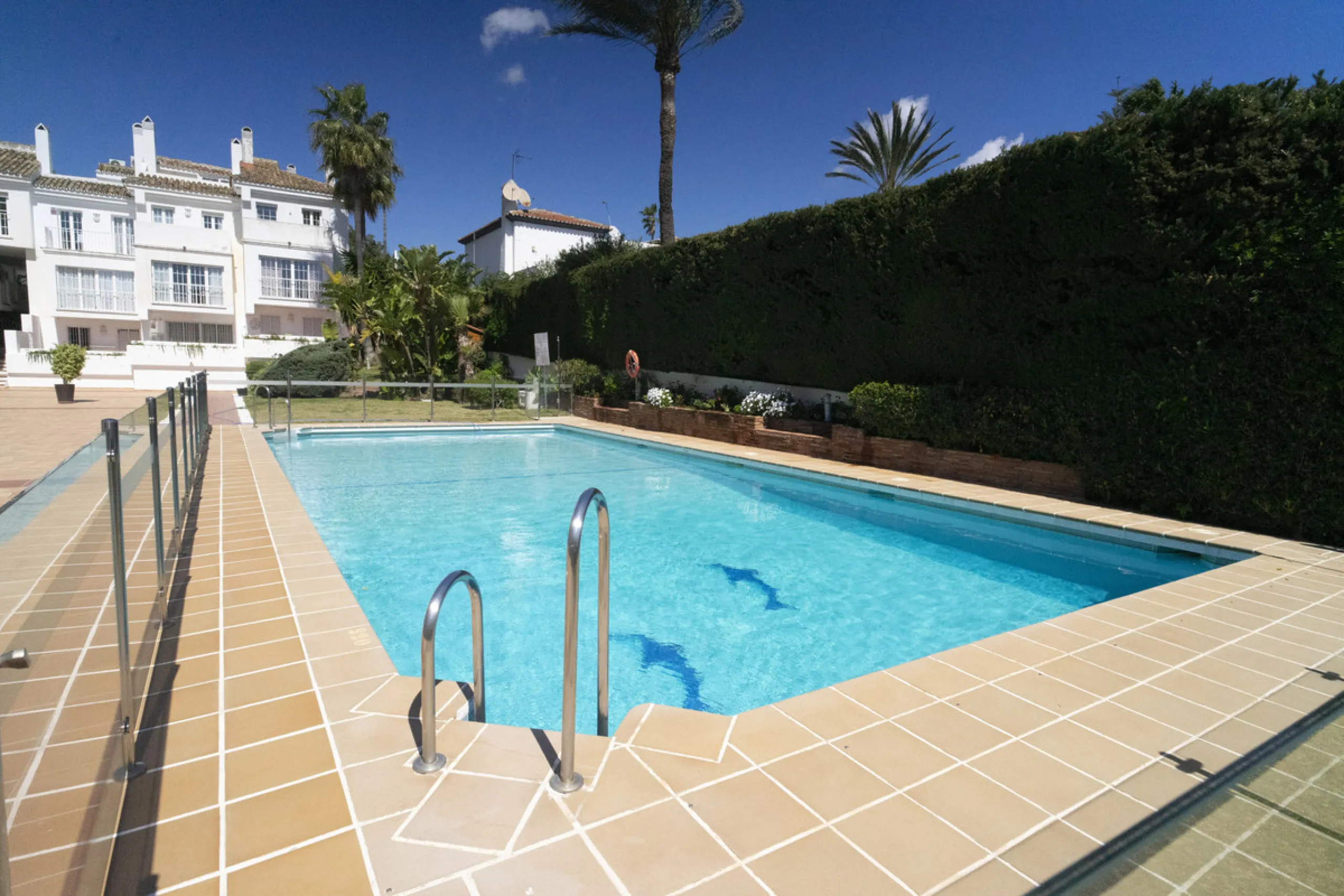 Discover this elegant 4-floor, 2-bedroom townhouse perfectly situated in one of Nueva Andalucía's most sought-after locations. Just steps away from the Puerto Banús Casino and within easy walking distance of all essential services, this property offers th