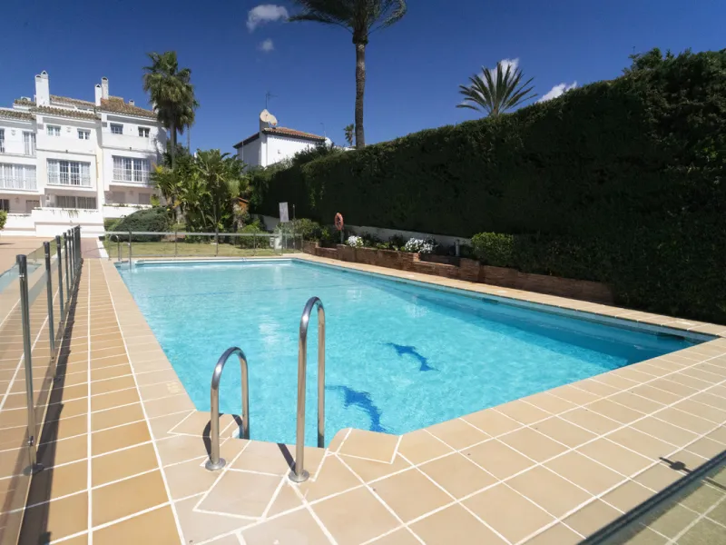 Discover this elegant 4-floor, 2-bedroom townhouse perfectly situated in one of Nueva Andalucía's most sought-after locations. Just steps away from the Puerto Banús Casino and within easy walking distance of all essential services, this property offers th