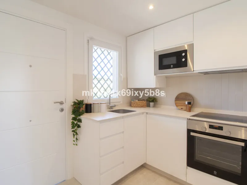 In the heart of Artola, Marbella, this sophisticated apartment for sale stands out for its elegance, comfort, and truly privileged location. With 74 m² of living space, this recently renovated apartment is in impeccable condition, ready to move into.