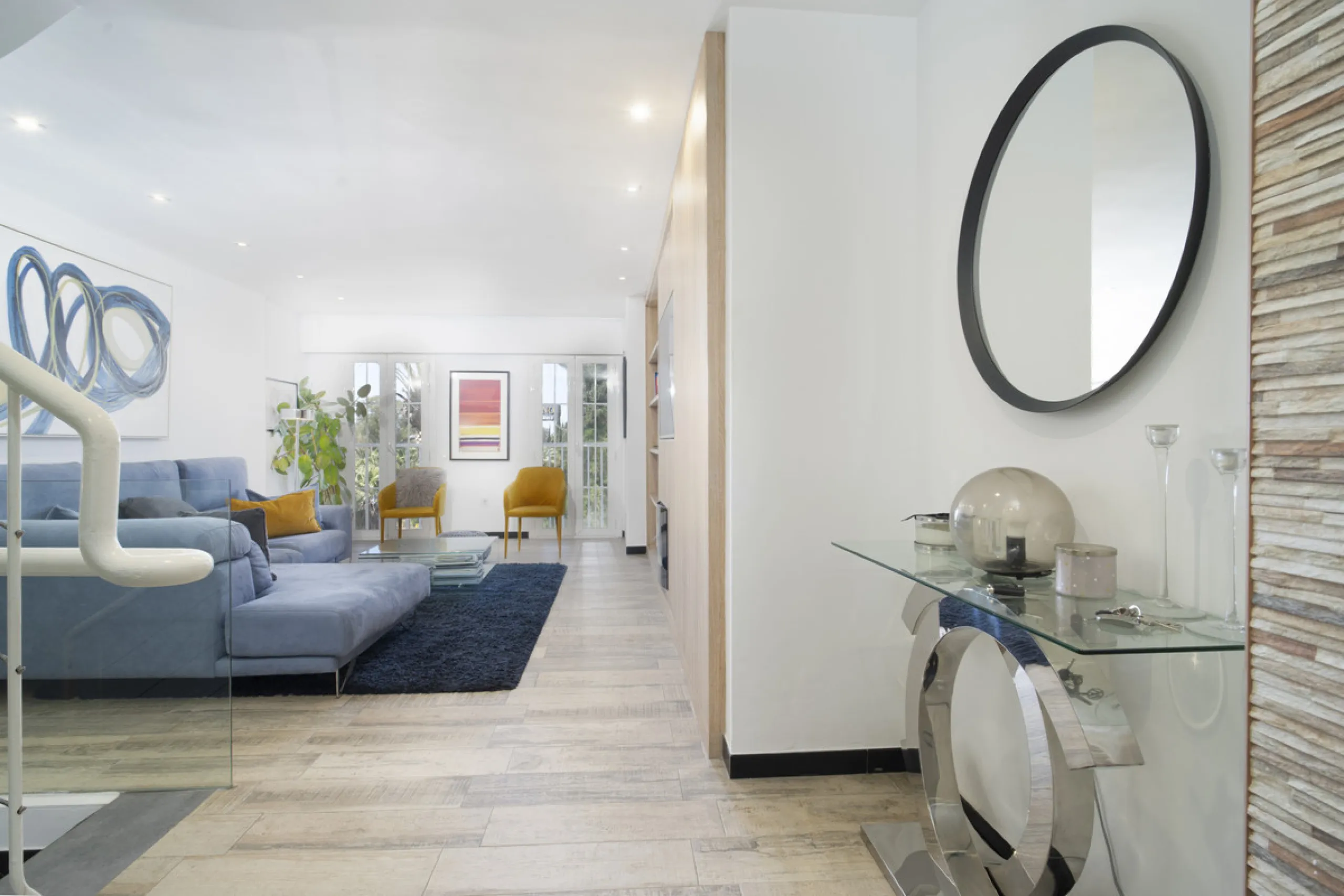 Discover this elegant 4-floor, 2-bedroom townhouse perfectly situated in one of Nueva Andalucía's most sought-after locations. Just steps away from the Puerto Banús Casino and within easy walking distance of all essential services, this property offers th