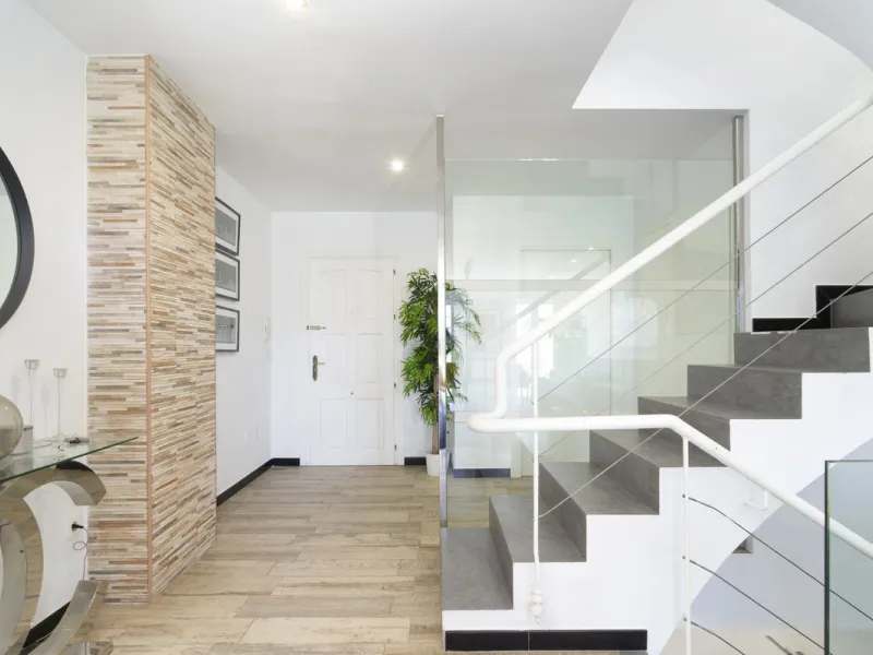 Discover this elegant 4-floor, 2-bedroom townhouse perfectly situated in one of Nueva Andalucía's most sought-after locations. Just steps away from the Puerto Banús Casino and within easy walking distance of all essential services, this property offers th