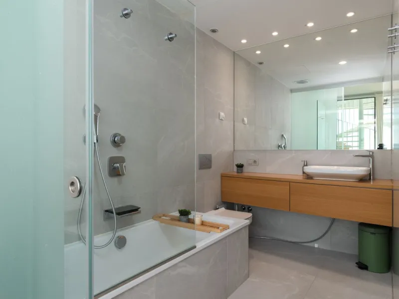 Modernes Haus in der begehrten Gegend Higuerón mit großer Dachterrasse und Whirlpool
