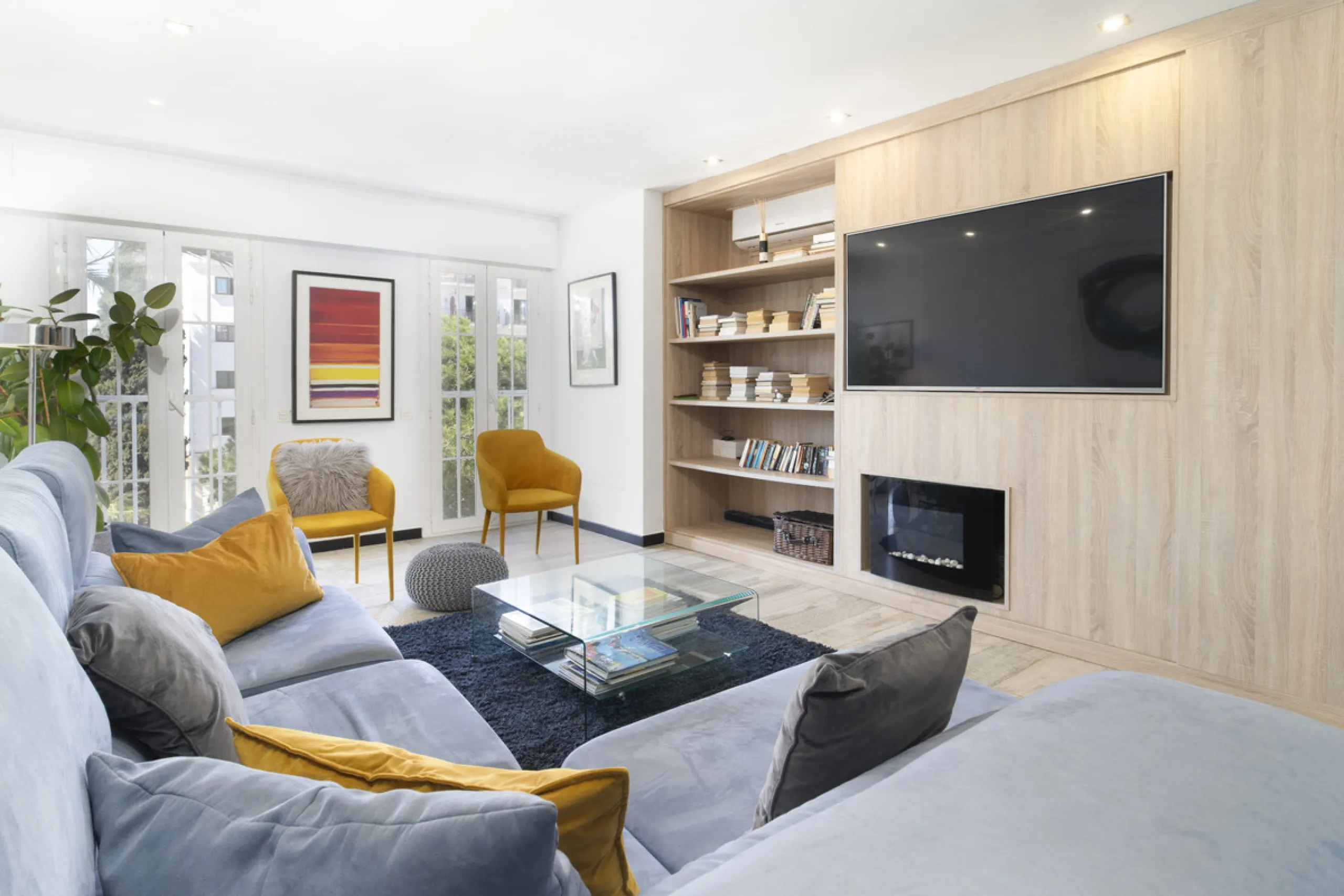 Discover this elegant 4-floor, 2-bedroom townhouse perfectly situated in one of Nueva Andalucía's most sought-after locations. Just steps away from the Puerto Banús Casino and within easy walking distance of all essential services, this property offers th