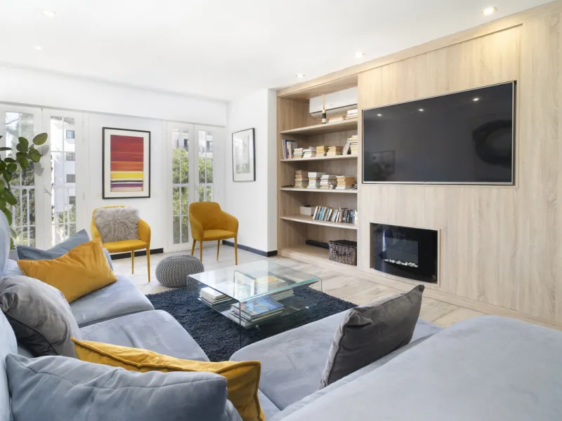 Discover this elegant 4-floor, 2-bedroom townhouse perfectly situated in one of Nueva Andalucía's most sought-after locations. Just steps away from the Puerto Banús Casino and within easy walking distance of all essential services, this property offers th