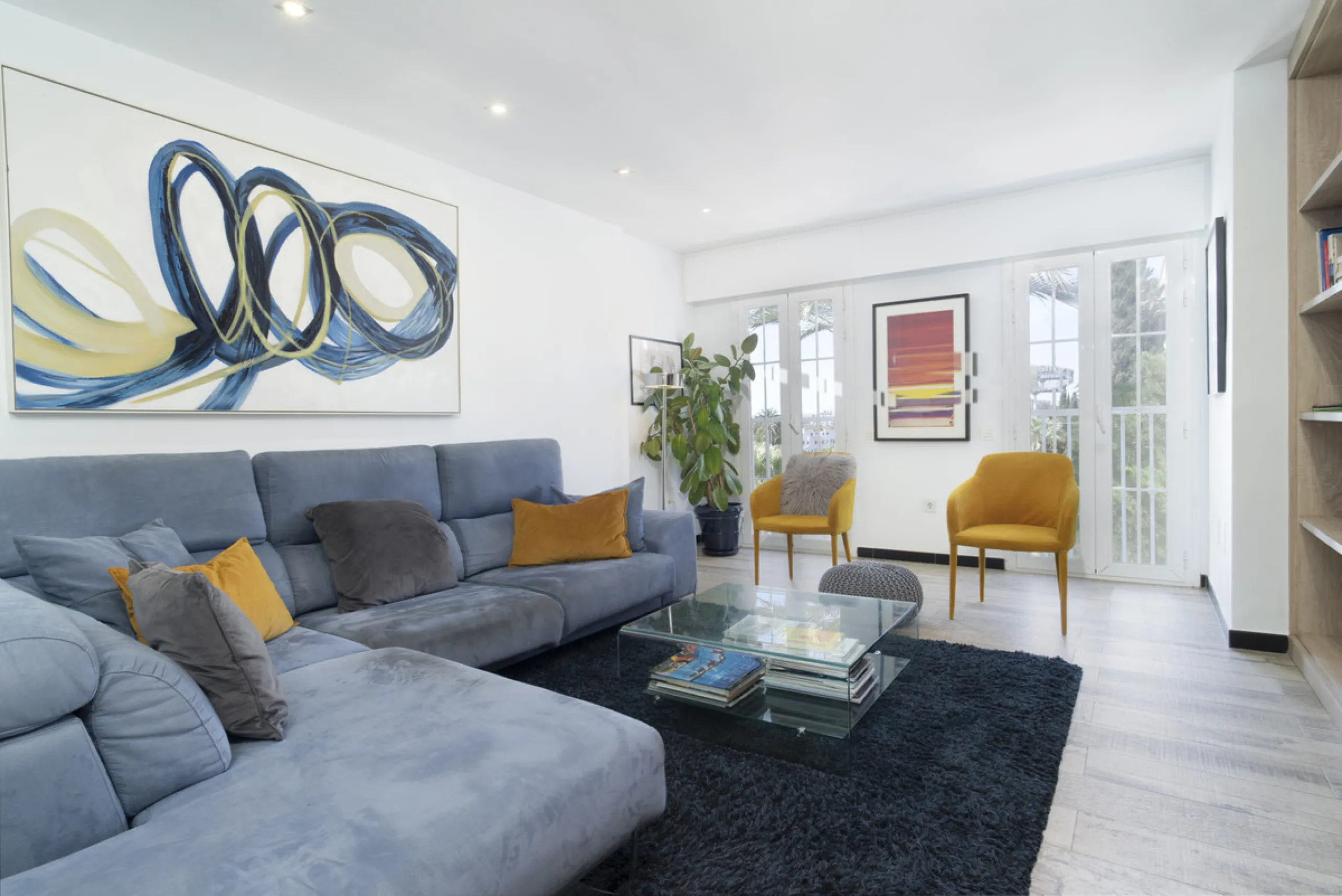 Discover this elegant 4-floor, 2-bedroom townhouse perfectly situated in one of Nueva Andalucía's most sought-after locations. Just steps away from the Puerto Banús Casino and within easy walking distance of all essential services, this property offers th